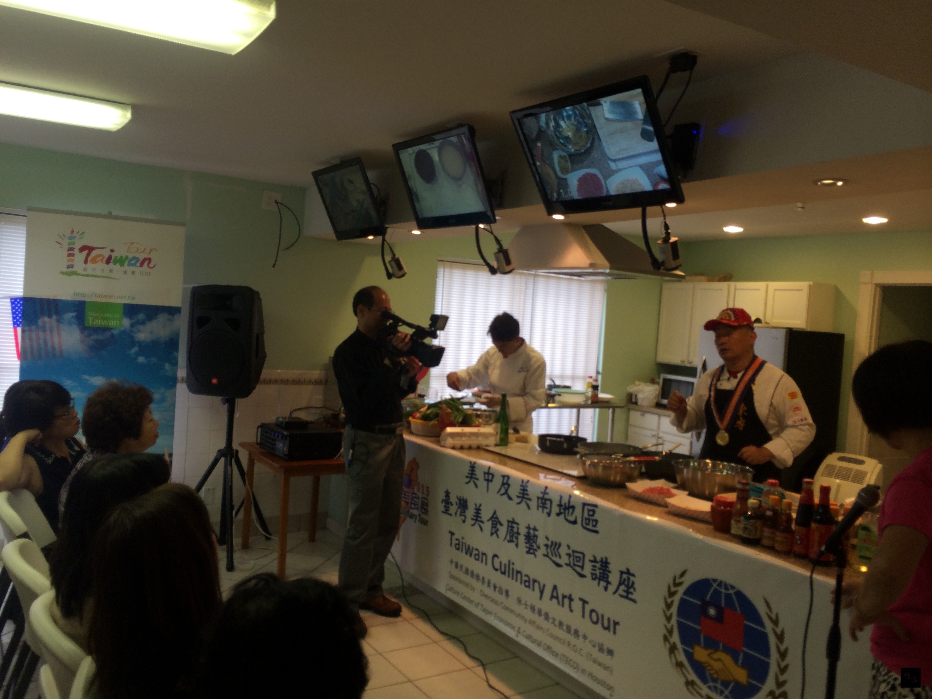 世界華人工商婦女企管協會美南分會15日舉辦台灣美食廚藝巡迴講座,圖為美食示範教學現場。(休士頓僑教中心提供)