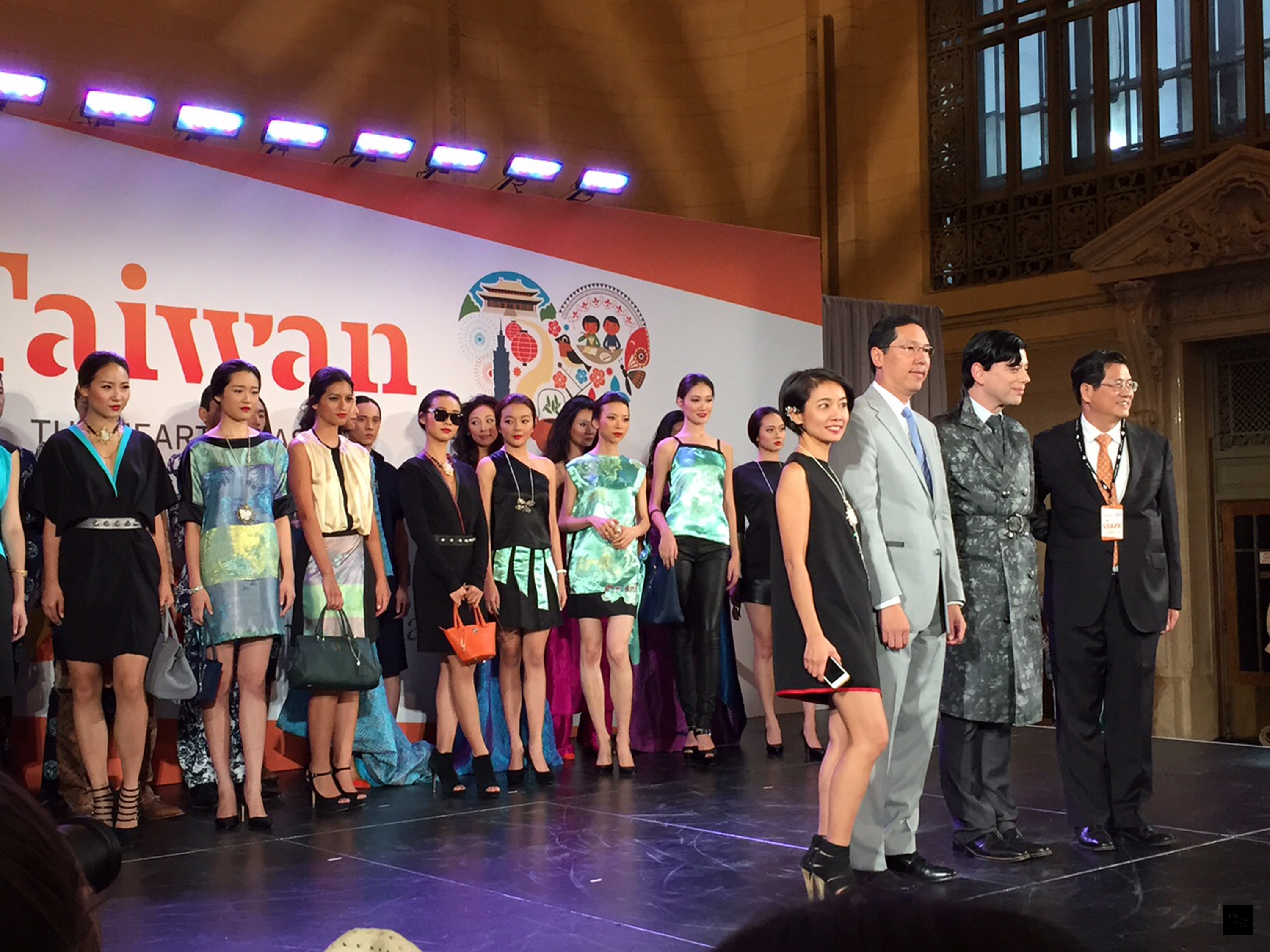 紐約中央大車站26日（當地時間）很有台味，周氏蝦捲、棺材板配上珍珠奶茶，還有知名設計師陳佳慧（前排左）、馬蘭布瑞頓的時尚走秀，很有看頭。（中央社提供）