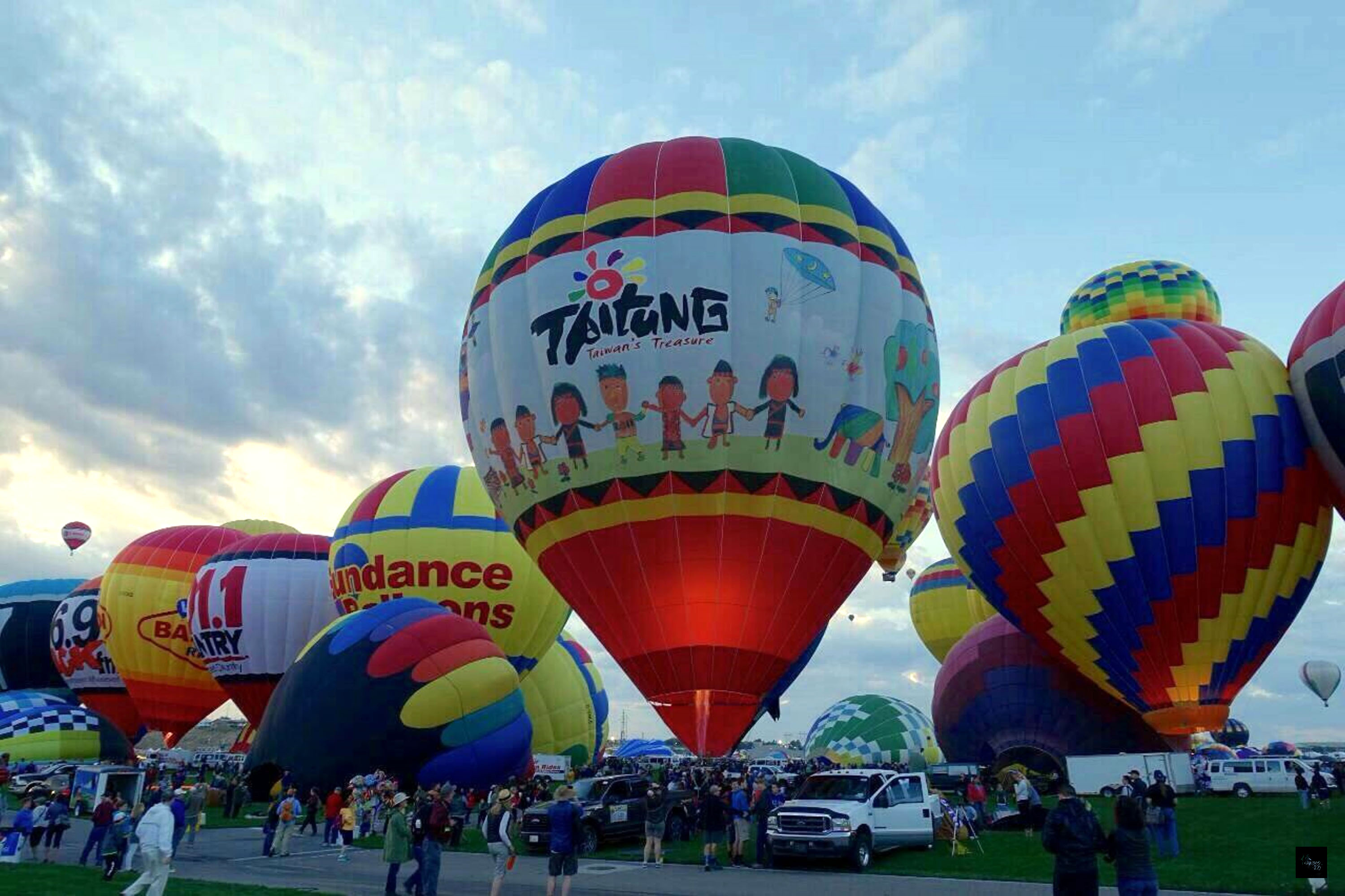 美國時間3日,台東熱氣球帶著中華民國國旗在Albuquerque(阿爾伯克基)市升空,飛翔美國領空50分鐘後降落,受到當地民眾圍觀。(中央社提供)