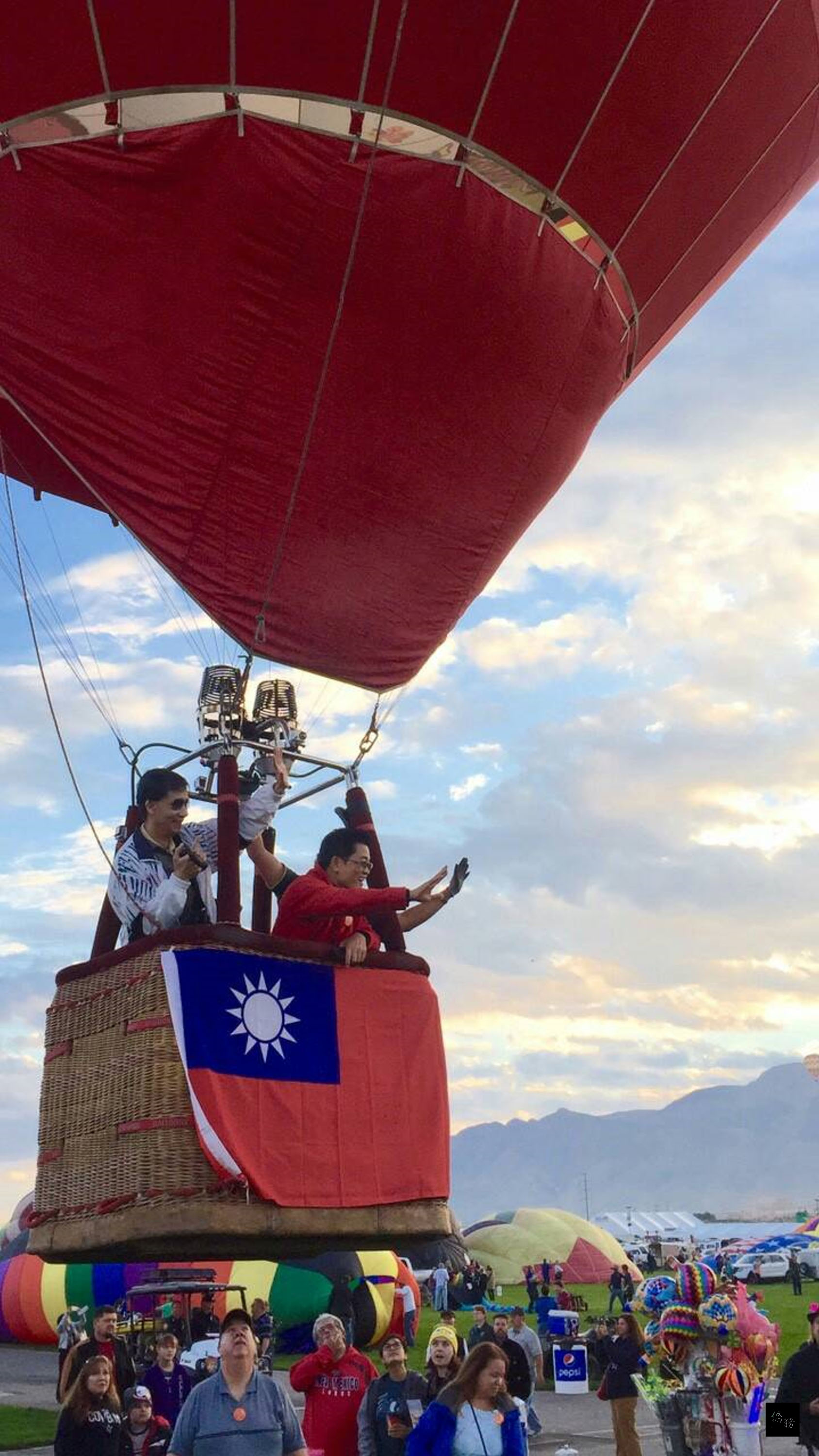 美國時間3日,台東熱氣球帶著中華民國國旗在Albuquerque(阿爾伯克基)市升空,飛翔美國領空50分鐘後降落,受到當地民眾圍觀。(中央社提供)