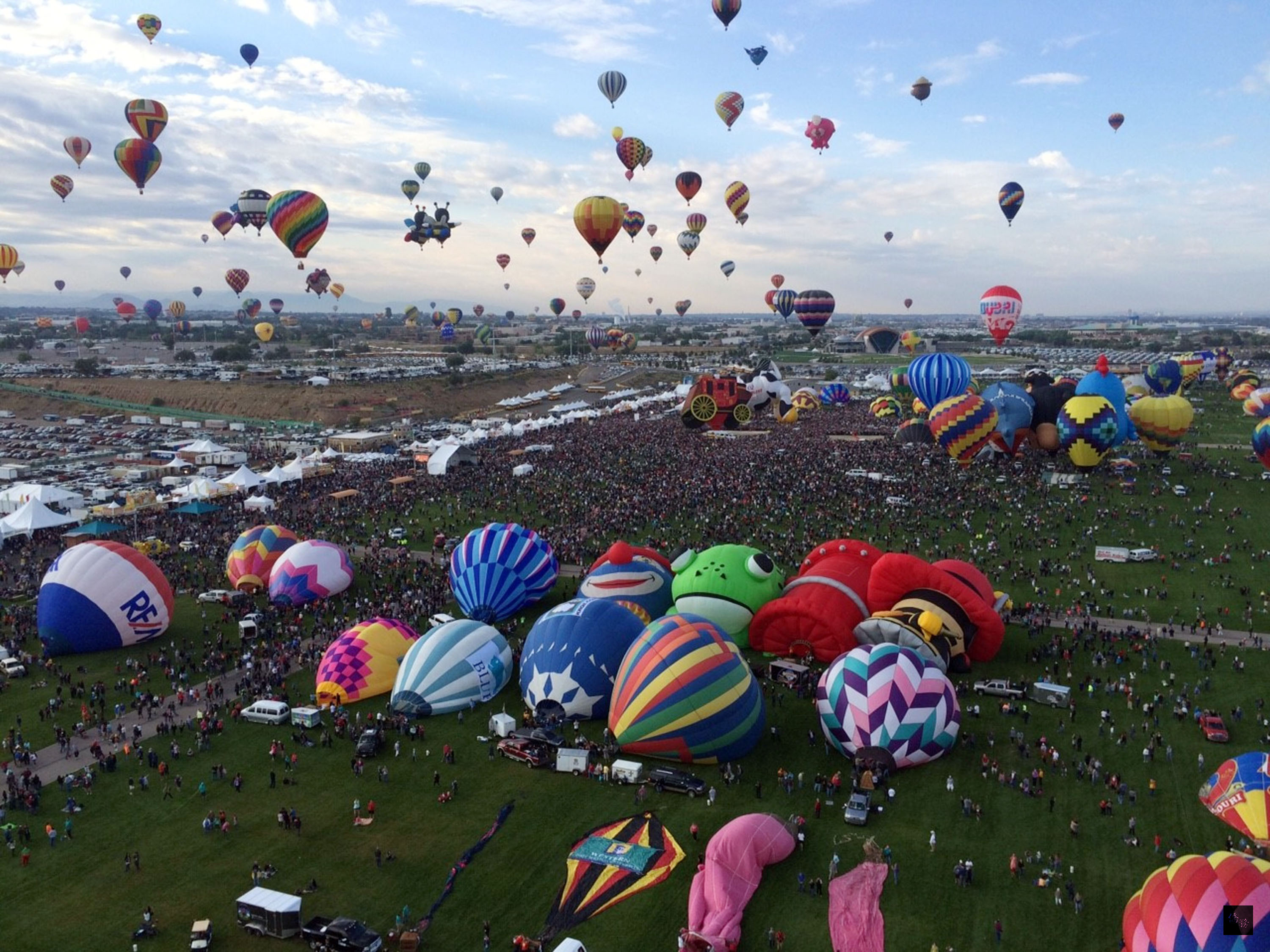 美國時間3日,台東熱氣球帶著中華民國國旗在Albuquerque(阿爾伯克基)市升空,飛翔美國領空50分鐘後降落,受到當地民眾圍觀。(中央社提供)