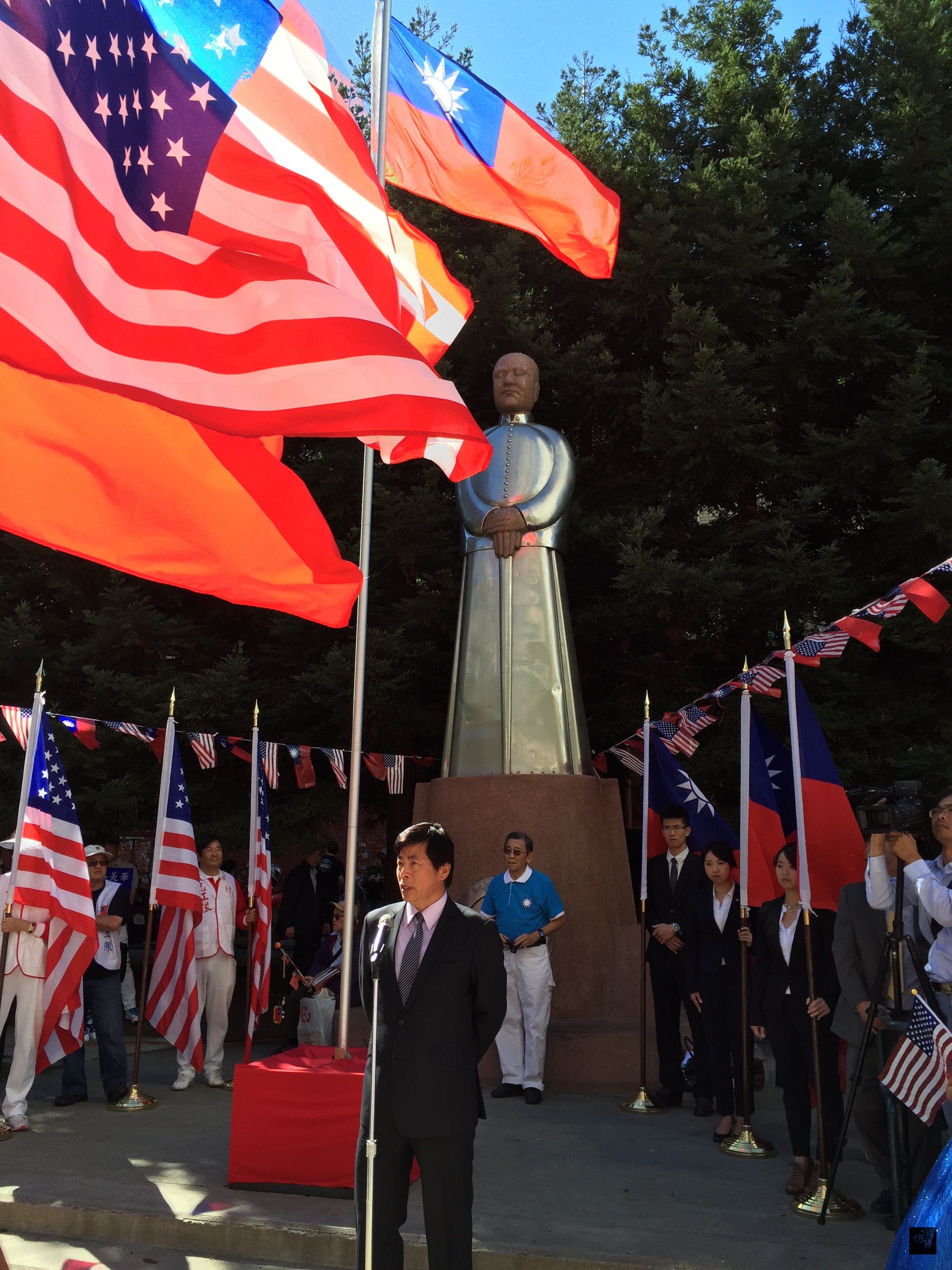 舊金山地區僑學各界慶祝中華民國104年雙十國慶升旗典禮,在華埠聖瑪利廣場國父孫中山先生銅像前舉行。(金山僑教中心提供)