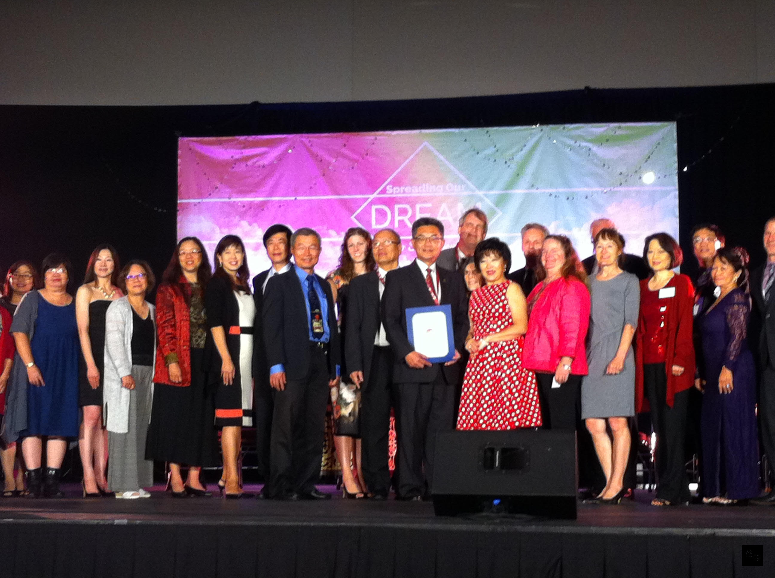 華人特殊兒童之友會(FCSN)舉辦「展夢南灣(Spread Our Dream to South Bay)」晚會。駐舊金山辦事處處長馬鍾麟(左七)、加州眾議員朱感生(左十一)、Milpitas市長Jose Estreves(左十)等出席貴賓合影。(金山灣區僑教中心提供)