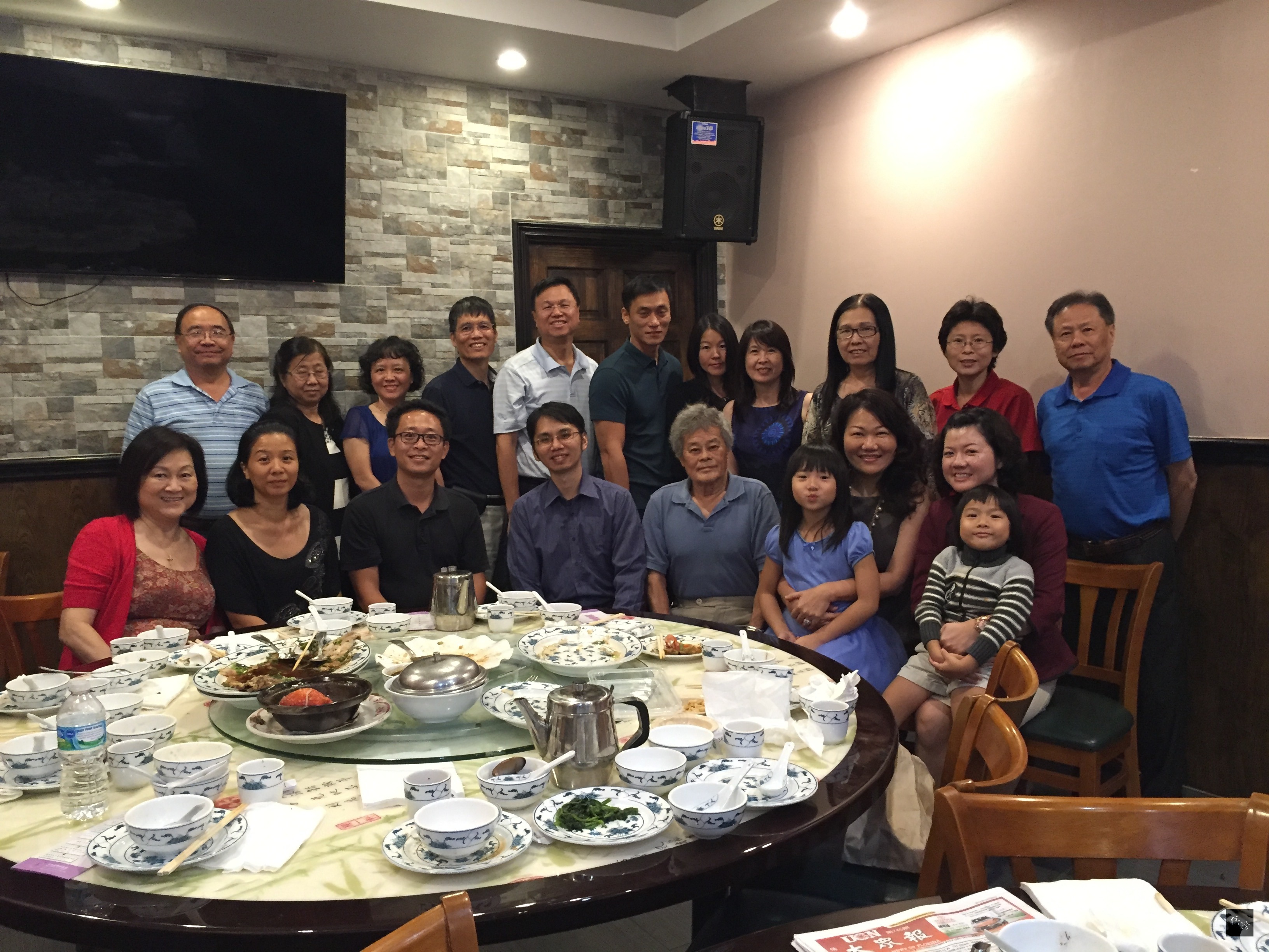 台灣知名鋼琴家盧易之（前排左四）於邁阿密近郊舉行鋼琴獨奏會，並於前一日晚與聖光台福教會牧師蔡滿榮（前排左三）等人餐敘。（駐邁阿密辦事處提供）
