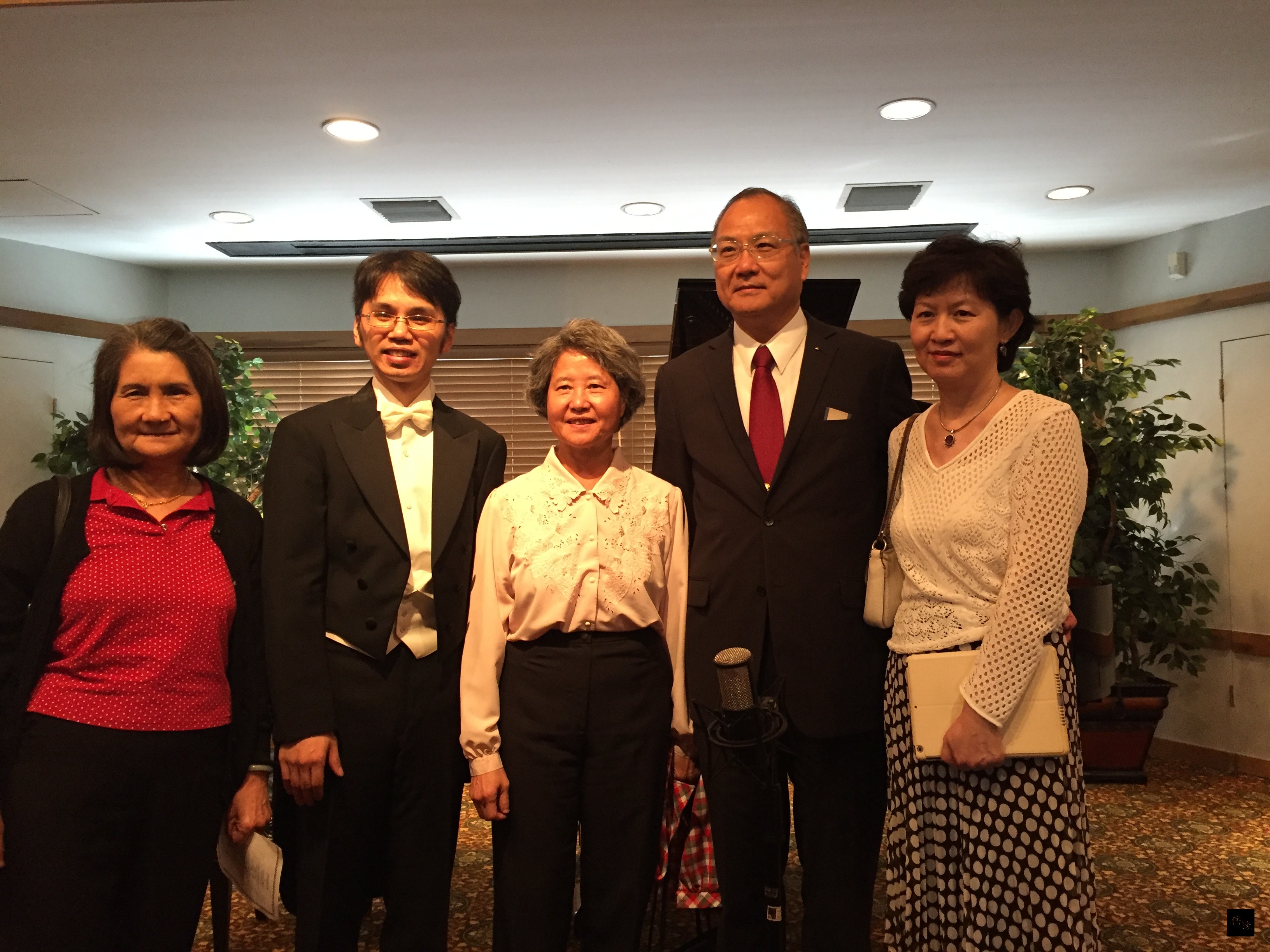 台灣知名鋼琴家盧易之（左二）於邁阿密近郊舉行鋼琴獨奏會，與駐邁阿密辦事處處長王贊禹夫婦（右一、二）、僑務委員許照惠（中）及僑胞合影留念。（駐邁阿密辦事處提供）