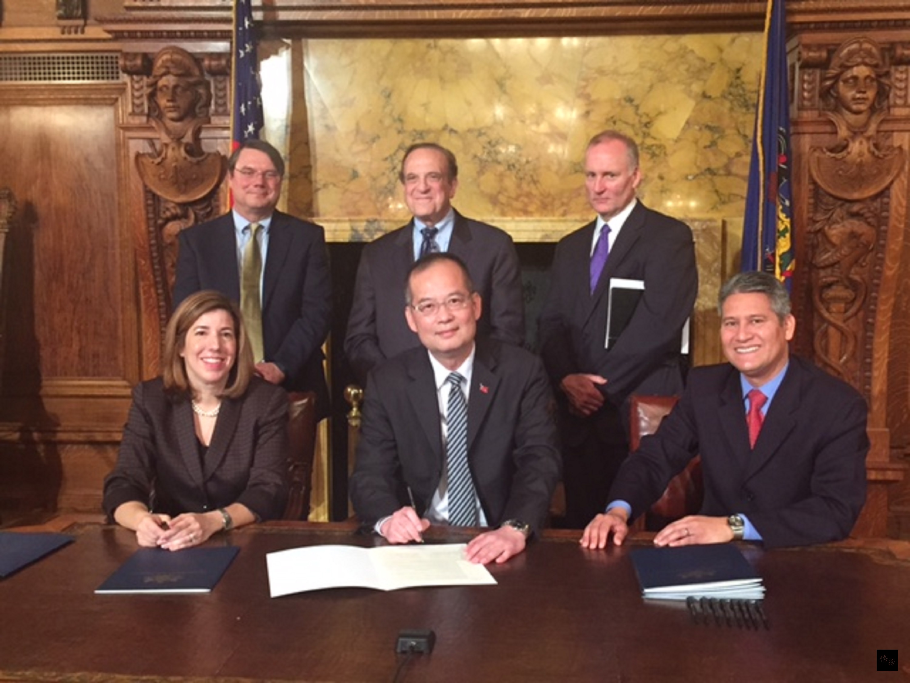 駐紐約台北經文處長章文樑(前排中)10月27日(當地時間)在美國賓州首府哈立斯堡州政府大樓與州交通廳長李查茲(前排左)代表雙方政府簽署「中華民國(台灣)交通部與美國賓州駕照相互承認互惠協定」,前排右一為賓州州務卿柯特斯。(中央社提供)