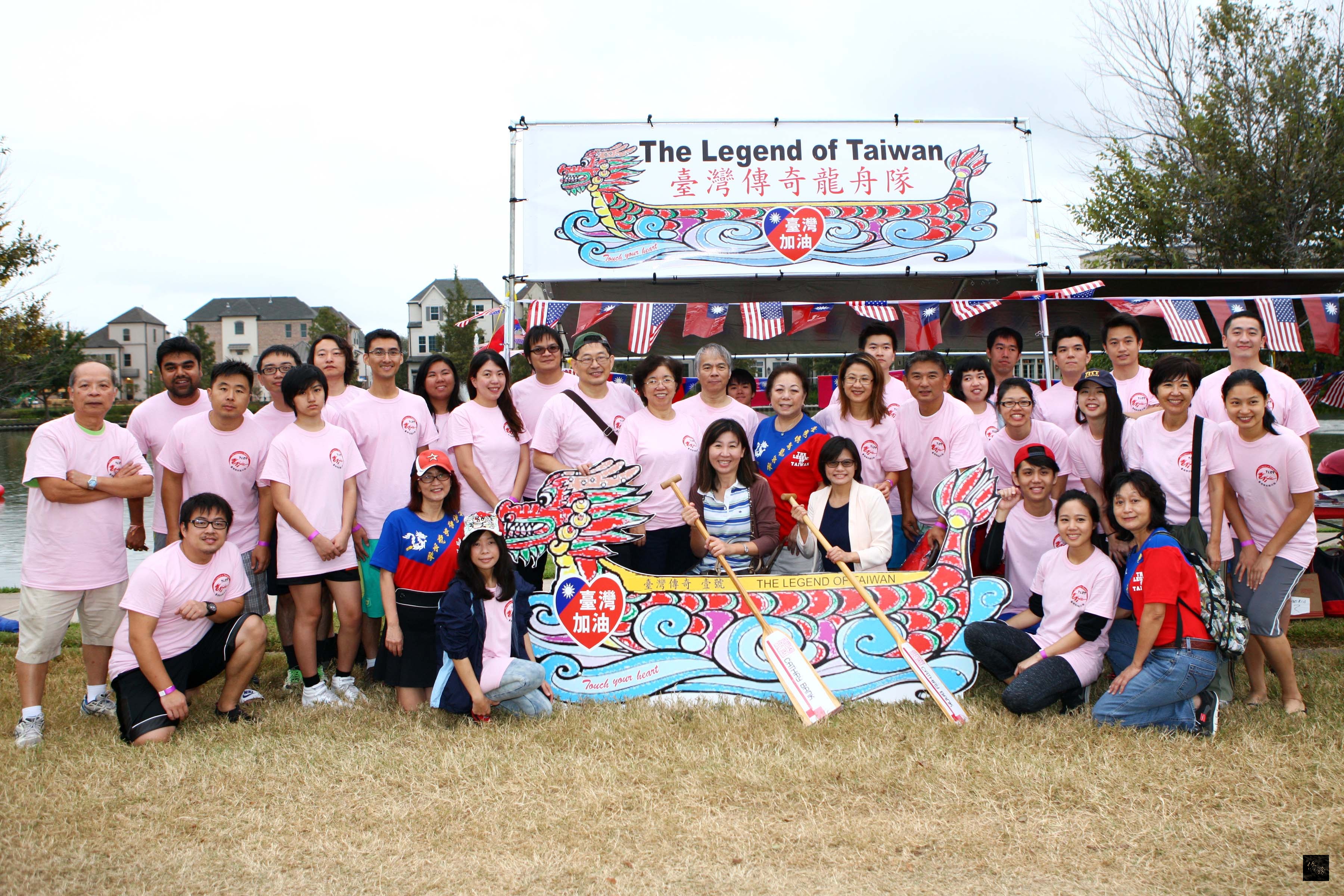 休士頓僑教中心主任莊雅淑(拿槳者左)偕副主任李美姿(拿槳者右)特別帶水果前往比賽現場,為台灣傳奇龍舟隊員們打氣加油。(休士頓僑教中心提供)