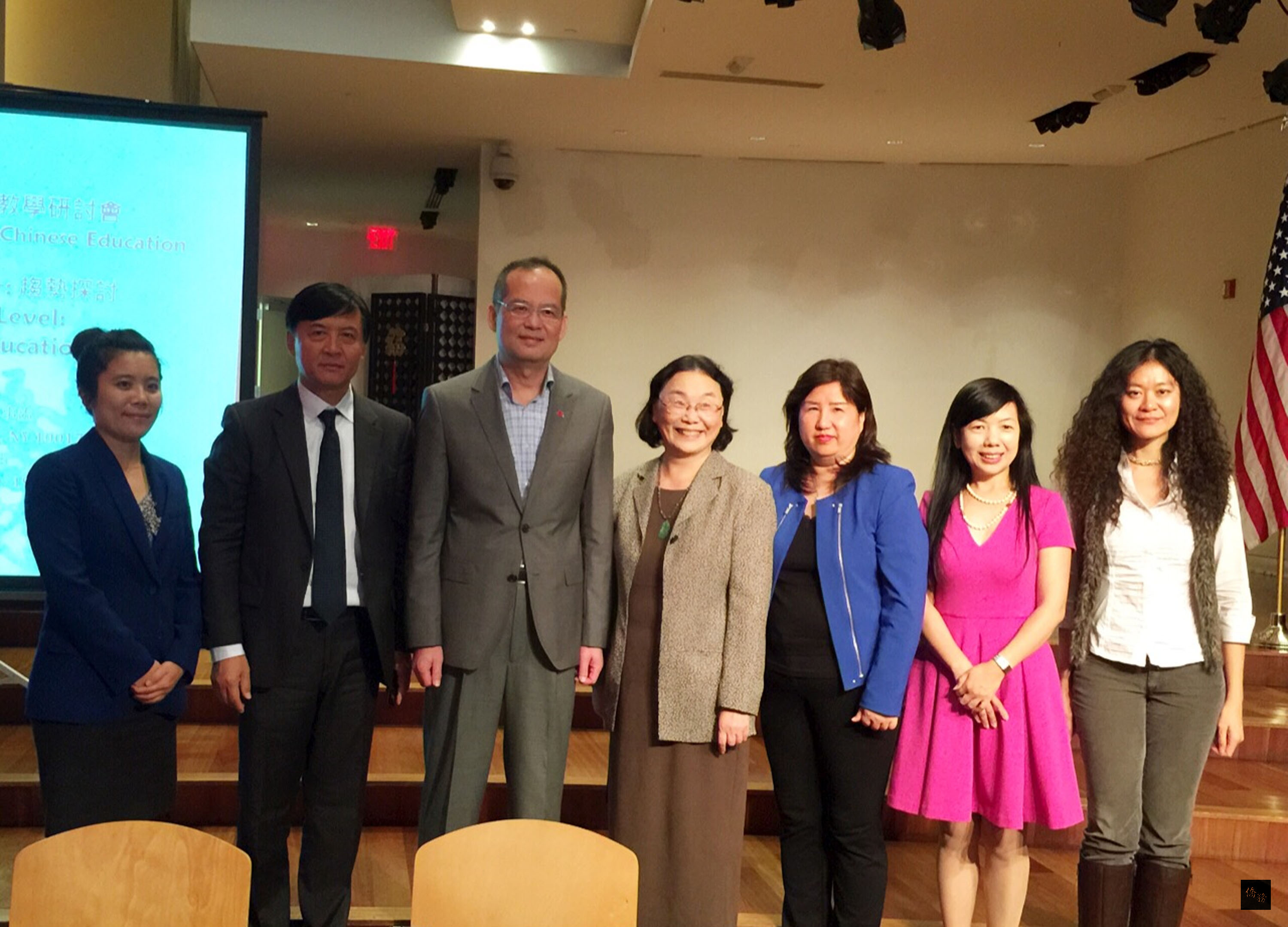 全球中文熱,海外華語文學習也跟著夯。紐約經文處中文教育研討會討論熱烈。圖為幾位參與討論的旅美學者,左起王詩涵、劉樂寧、駐紐約經文處長章文樑、趙德麟、黃麗娟、張佳琳、賴昭樺。(中央社提供)