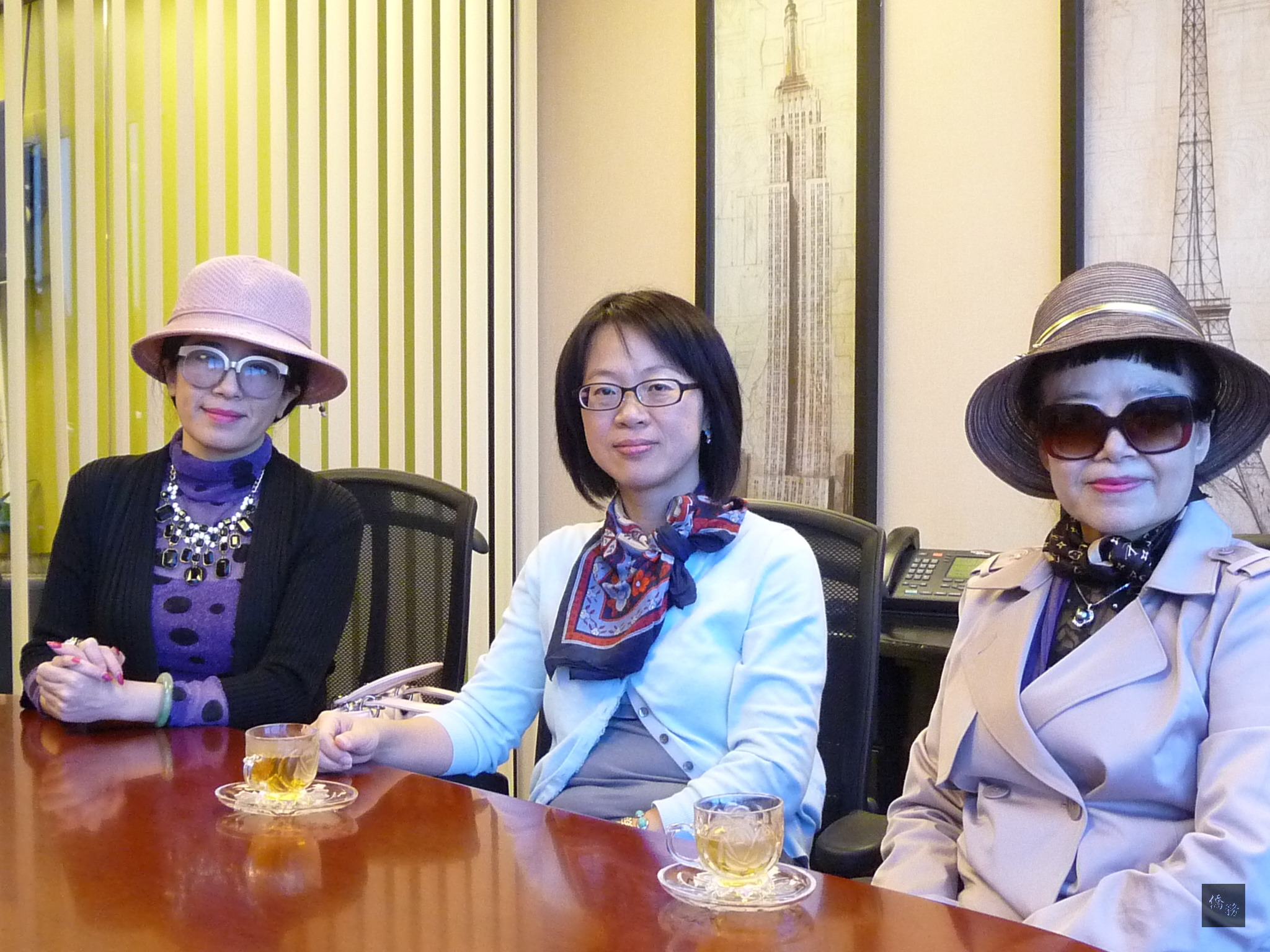 橙縣僑教中心主任楊海華（中）參訪僑務顧問蔡玟慧（左）位於爾灣市的聯合律師事務所。（橙縣僑教中心提供）