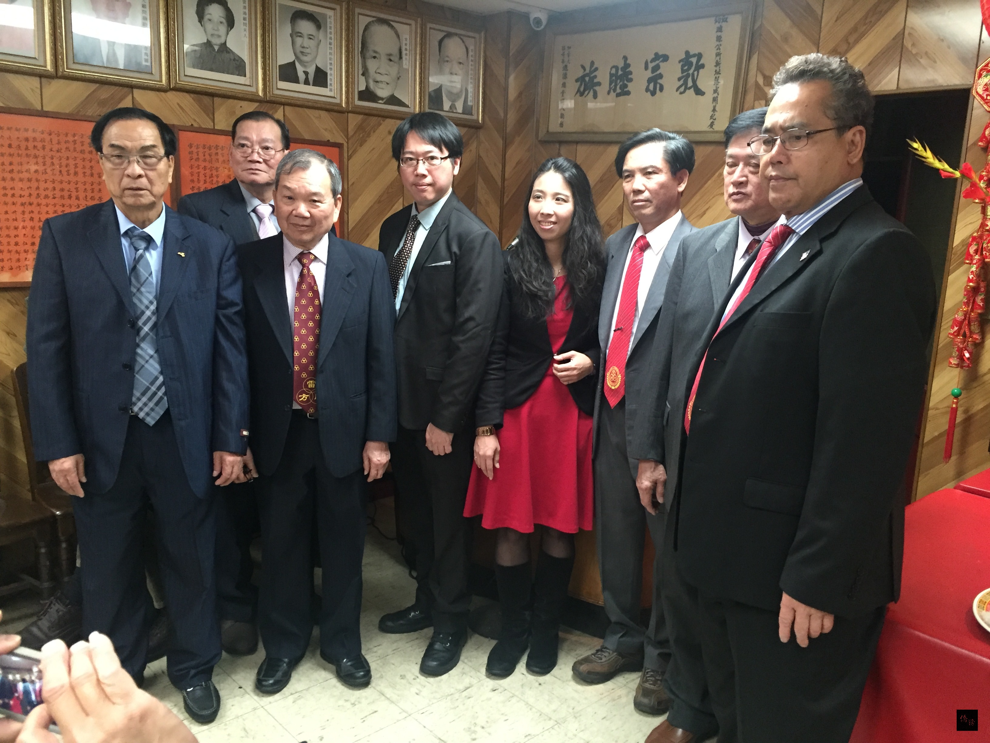 紐約遡源公所舉行祭祖活動並頒發獎學金，紐約僑教中心副主任張希賢（前排左三）、譚雪珍（前排左四）與紐約遡源公所主席雷文波（前排左二）、副主席方玉超（前排右一）副主席鄺耀輝（前排右二）合影。（紐約僑教中心提供）