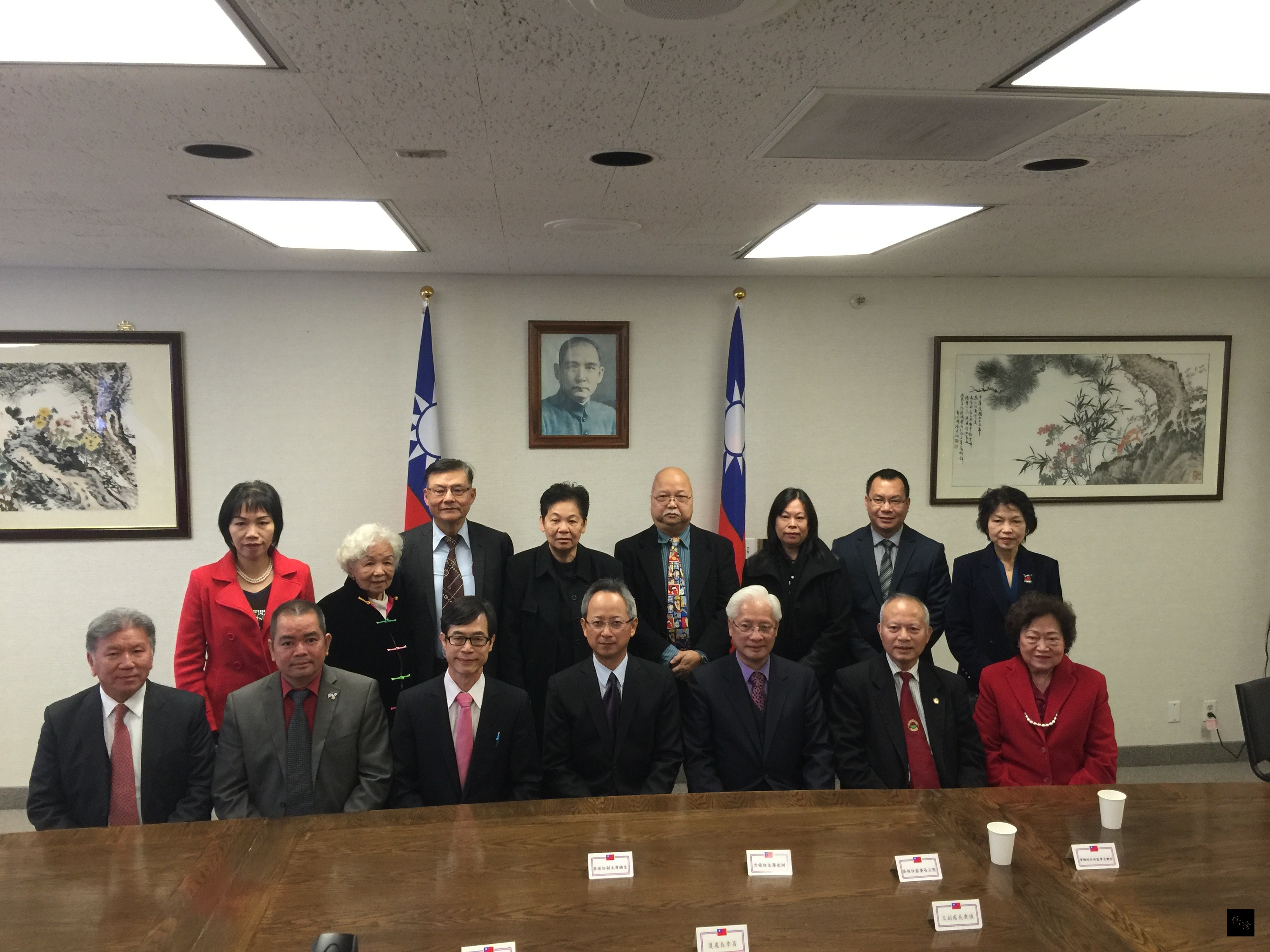 羅省中華會館2016年主席方杰洲（前排右三）、副主席李錦生（前排左二）、監事長吳玉熙（前排右二）、副監事長黃鍾艷珍（前排右一）及顧問伍競群 （前排左一）於24日拜會駐洛杉磯辦事處，由駐洛杉磯辦事處處長夏季昌（前排右四）及洛杉磯僑教中心主任翁桂堂（前排左三）接見。（洛杉磯僑教中心提供）