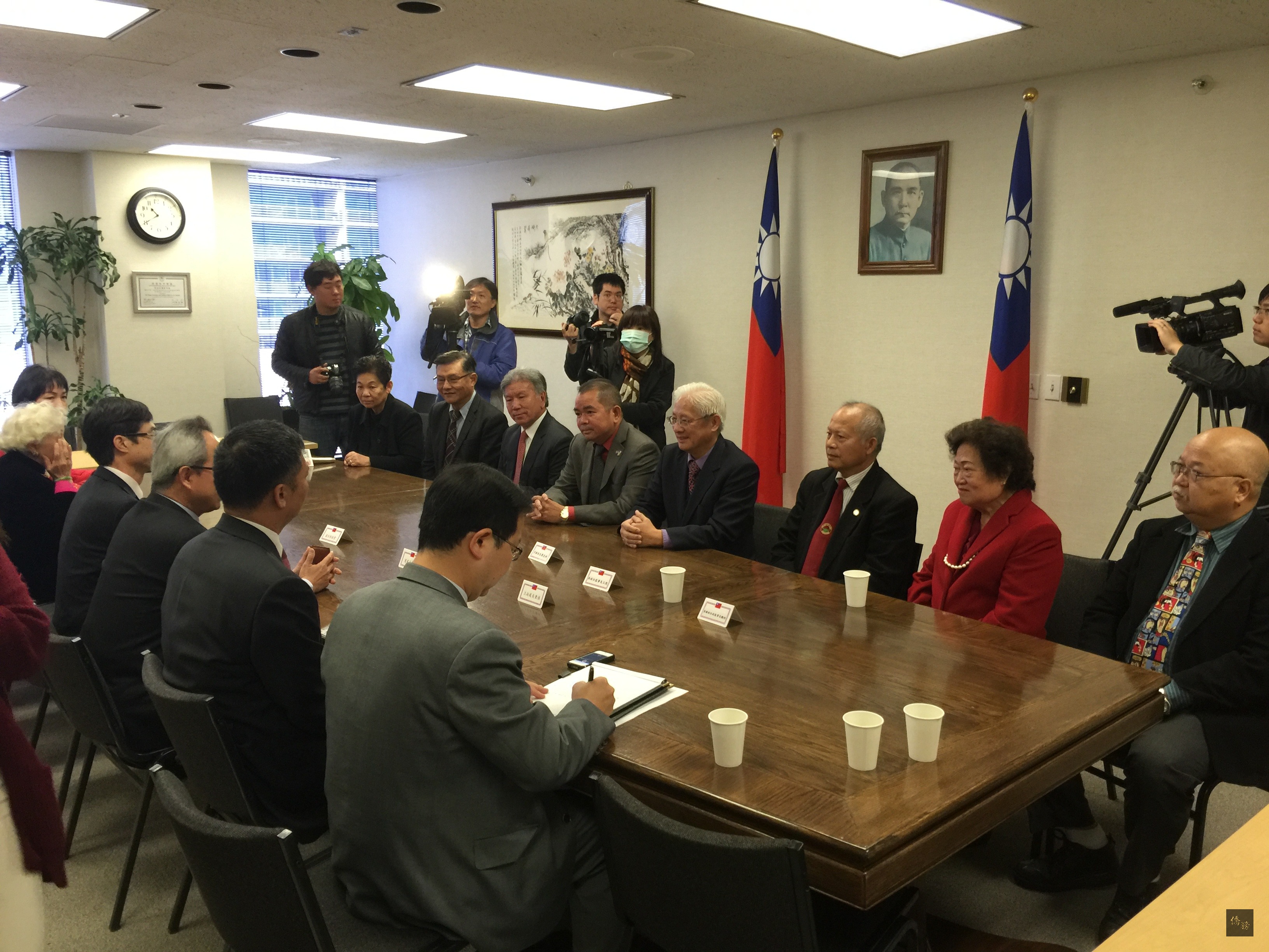 羅省中華會館2016年四大首長遵循該會館126年的歷史傳統拜會駐洛杉磯辦事處。（洛杉磯僑教中心提供）