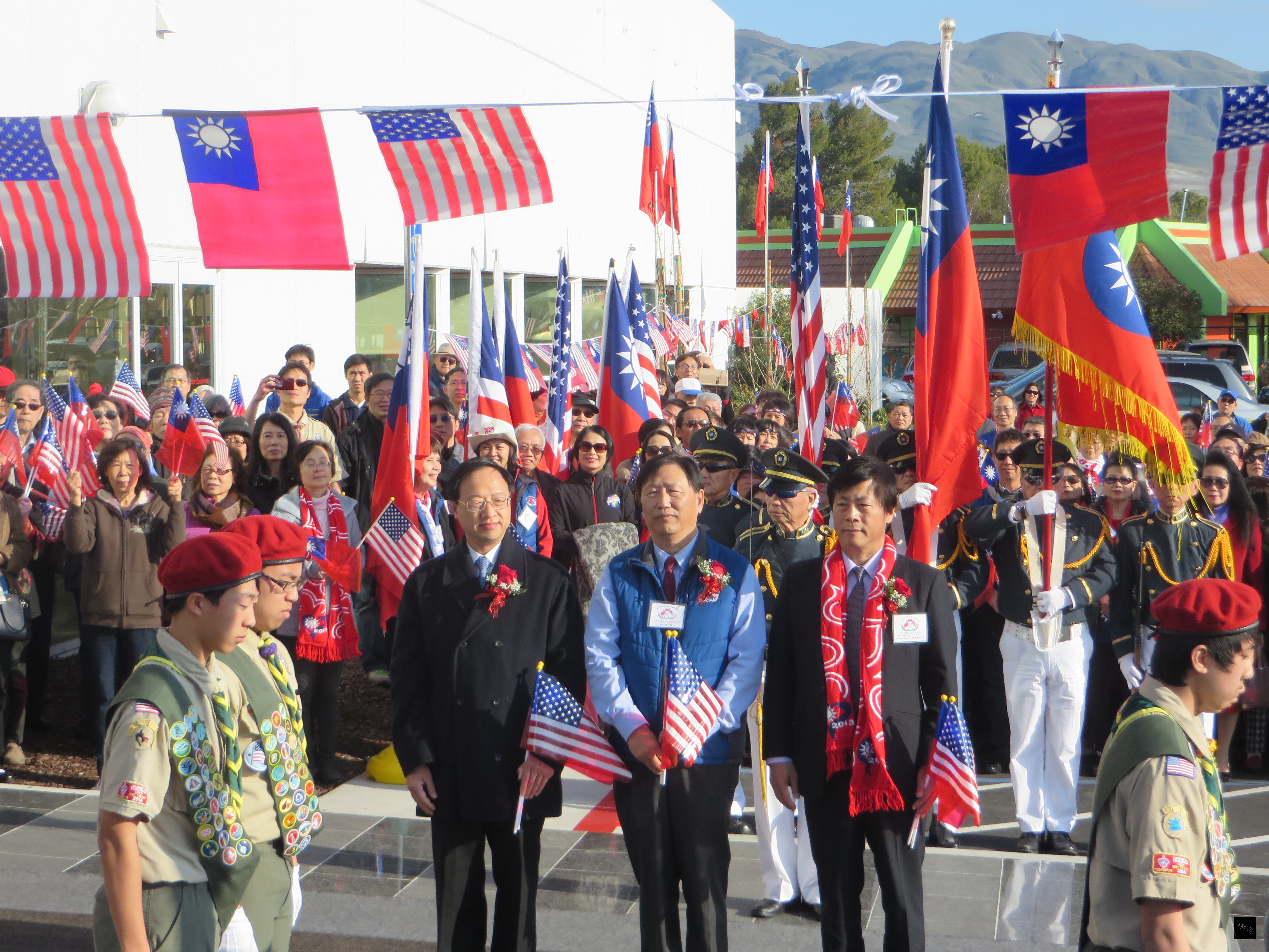 金山灣區元旦升旗典禮，總統府資政江宜樺（左一）、駐舊金山辦事處處長馬鍾麟（右一）、金山灣區中華民國國慶委員會主任委員汪昌泰（中）帶領全體唱國歌。（金山灣區僑教中心提供）