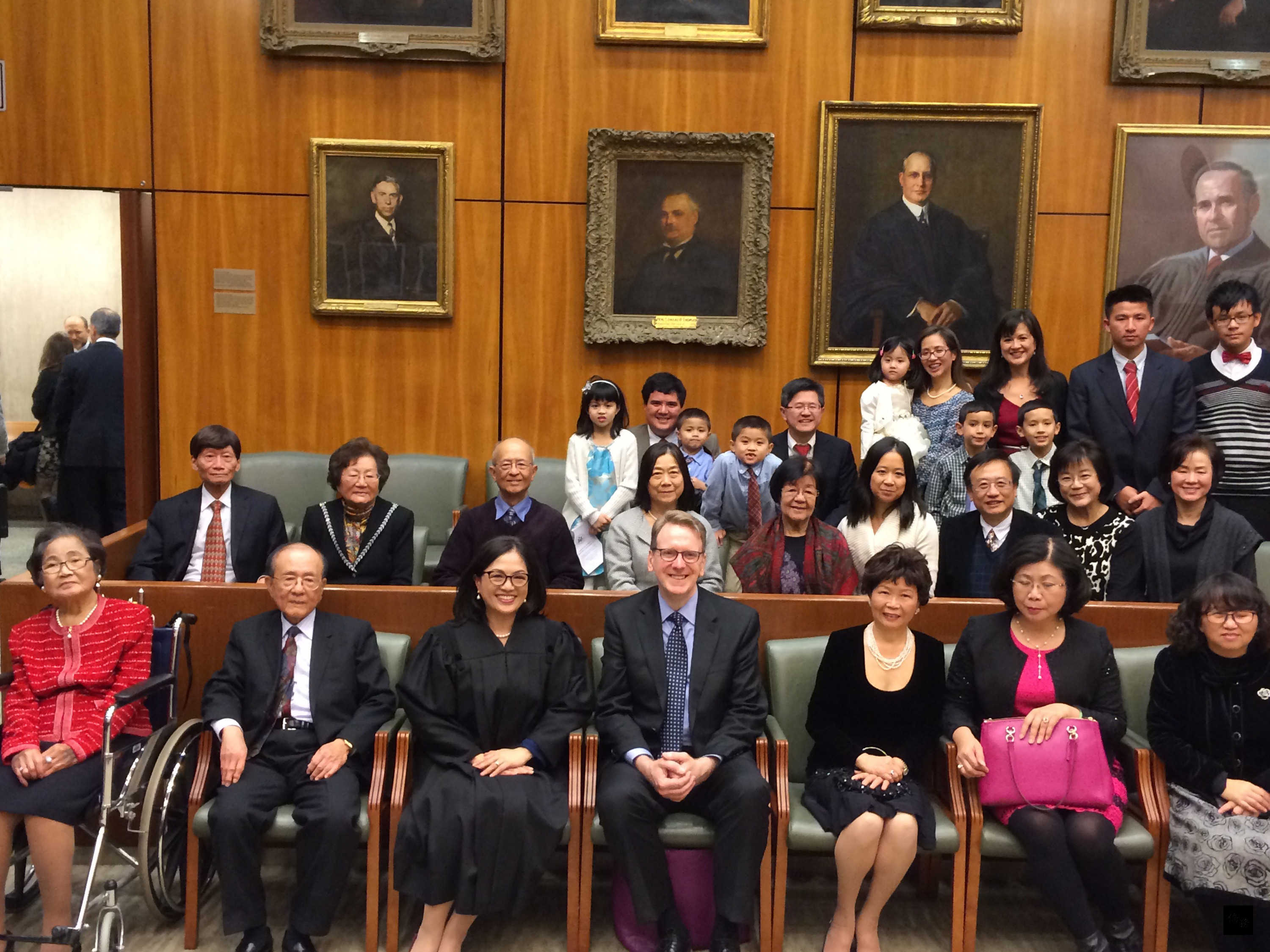 來自台灣、現年51歲的郭佩宇(前排左三),被任命為紐約東區聯邦法院助理法官,當地時間5日在父母親及來自台灣的親友共同見證下宣誓就職,成為首位台裔法官。(中央社提供)