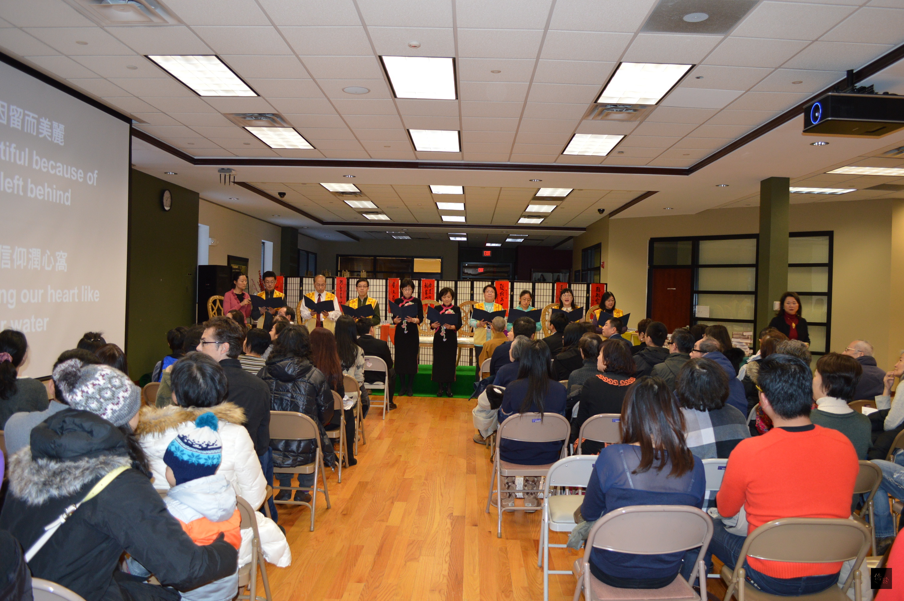 國際佛光會芝加哥協會舉辦讀書心得發表會，圖為會員朗讀情形。（芝加哥僑教中心提供）