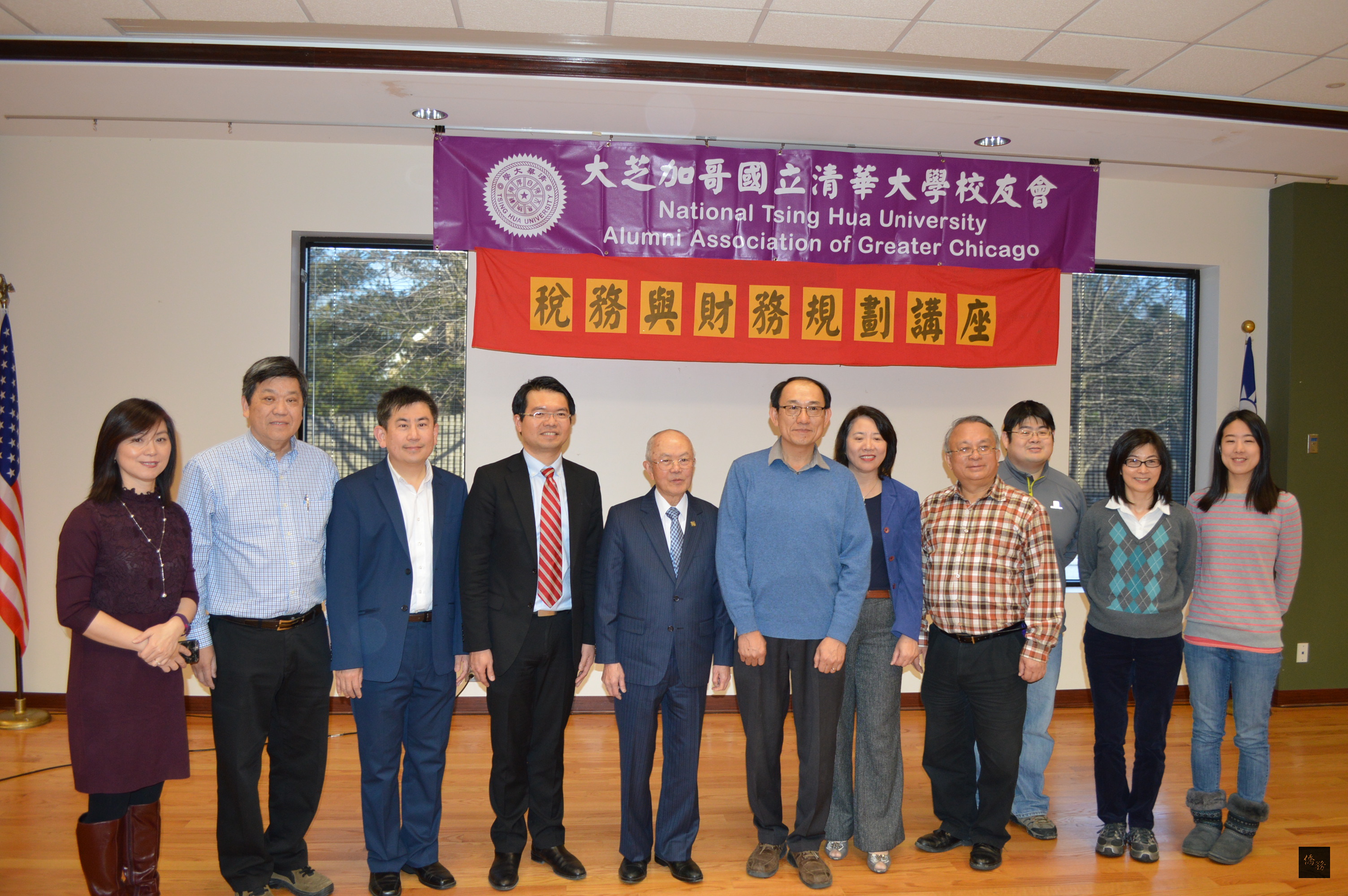 駐芝加哥辦事處經濟組組長孫良輔（左三）、芝加哥僑教中心主任王偉讚（左四）及副主任葉子貞（右五）與僑務委員周賢孟（右四）及大芝加哥清華大學校友會會長花志偉（左六）等幹部合影。（芝加哥僑教中心提供）