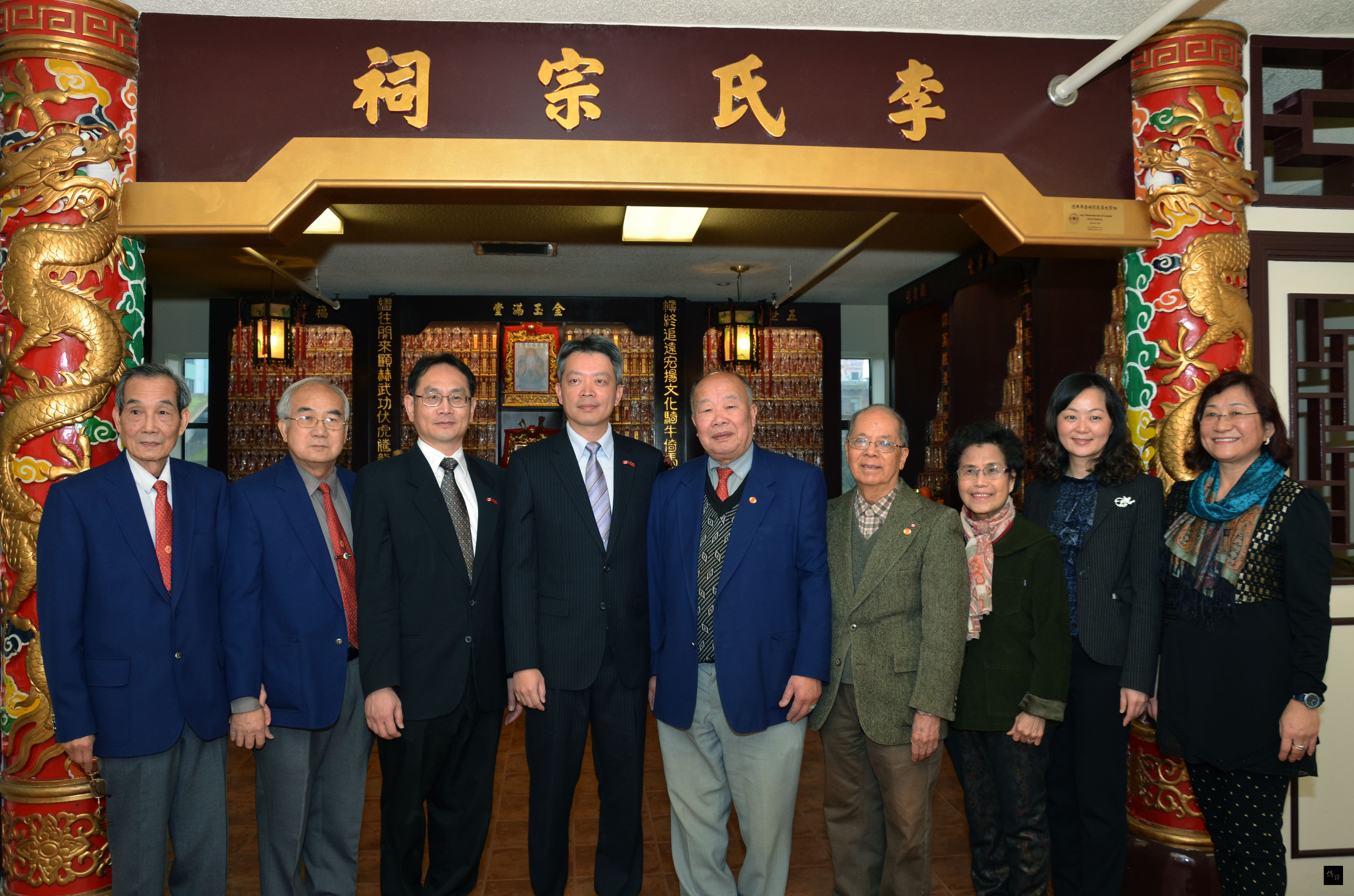 新任駐溫哥華辦事處處長李志強(左四)由副處長陳冠中(左三)及僑務主任楊修瑋(右二)陪同,拜訪全加李氏總公所,受到公所理事長李安華(中)及宗親的歡迎。(Raymond Kwan提供)