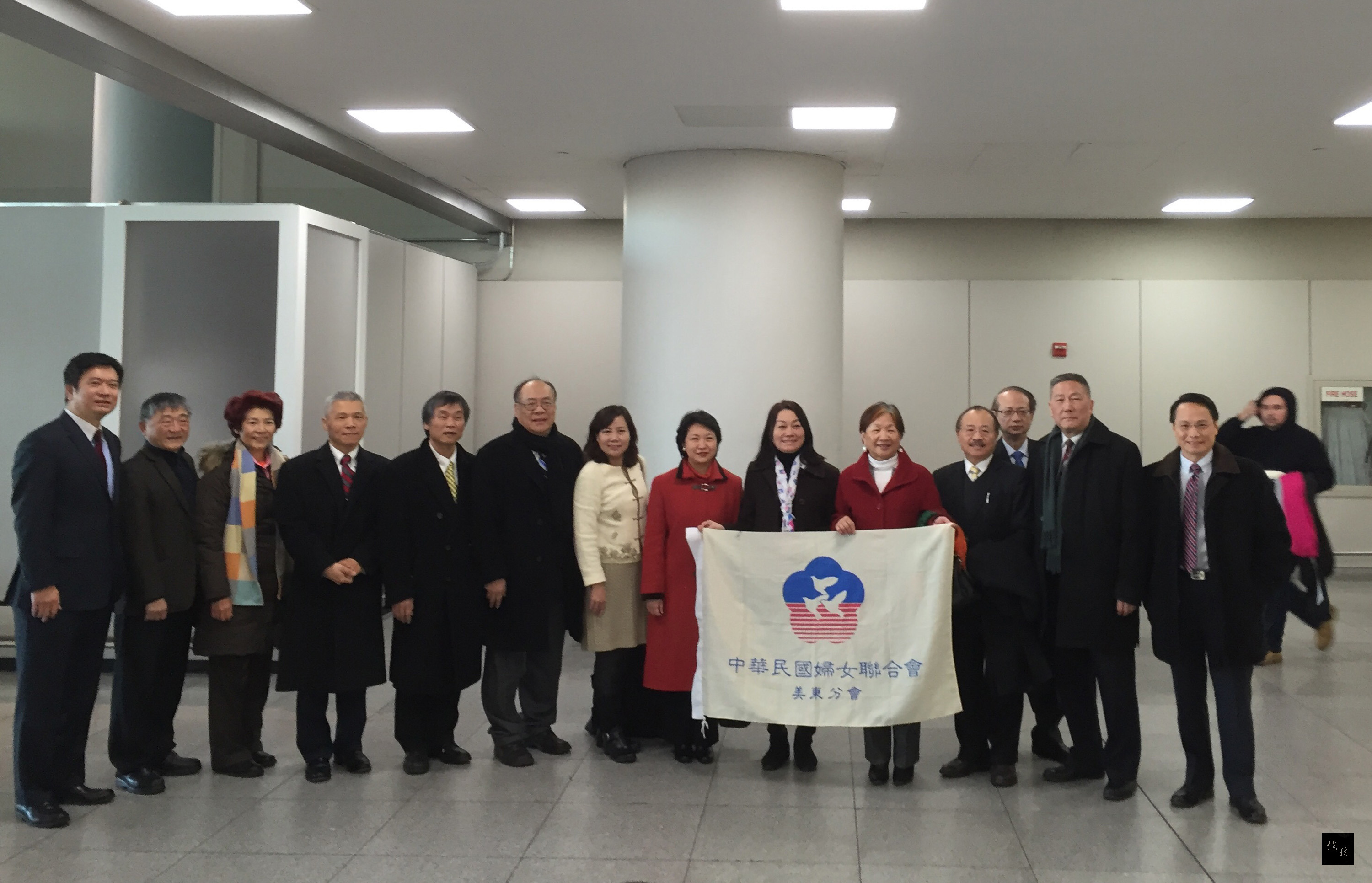 新任駐紐約台北經文處長徐儷文(左八)20日清晨(當地時間)抵達紐約履新,駐紐處官員及中華公所主席伍銳賢等人前往甘迺迪國際機場接機。(中央社提供)