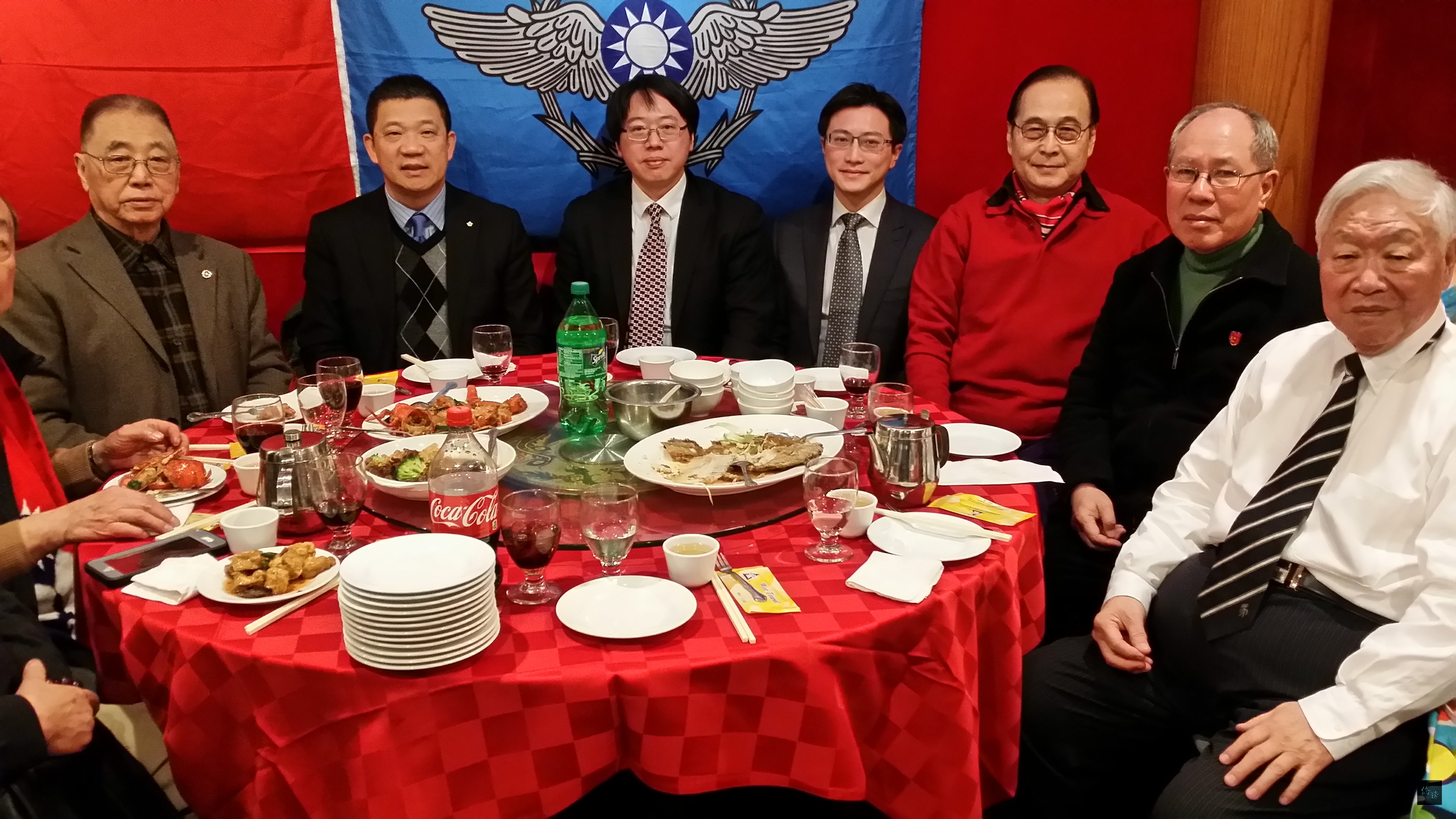 紐約美東空軍大鵬聯誼會舉辦春節餐會，會長李國瑞（右一）與紐約僑教中心副主任張希賢（左三）、駐紐約辦事處秘書方崇宇（右四）、美華民主正義聯盟顧問張學海（右三）、旅美老兵自強同心會會長邊振清（左一）等出席貴賓合影。（紐約僑教中心提供）