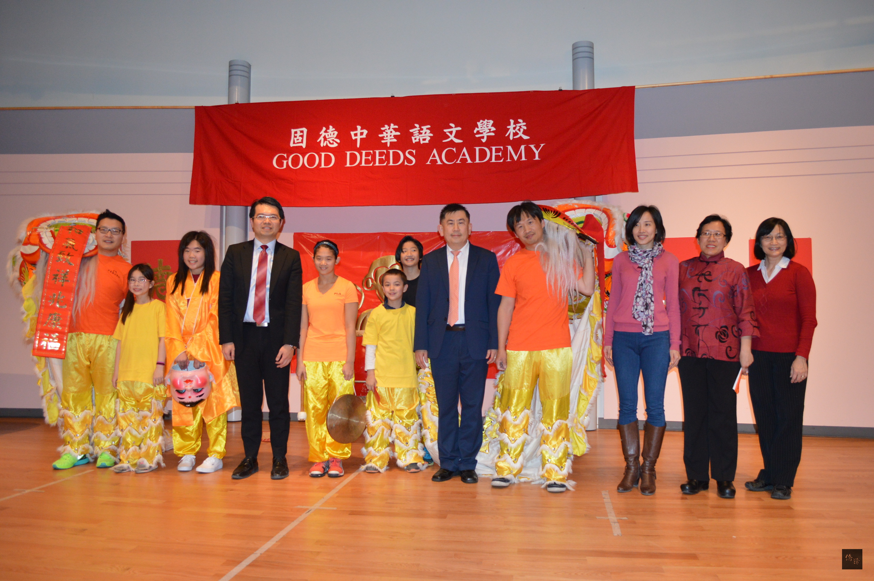 伊利諾州固德中華語文學校舉行2016年猴年新年晚會，校長劉玉娥與出席貴賓及表演祥獅獻瑞的學生合影。（芝加哥僑教中心提供）