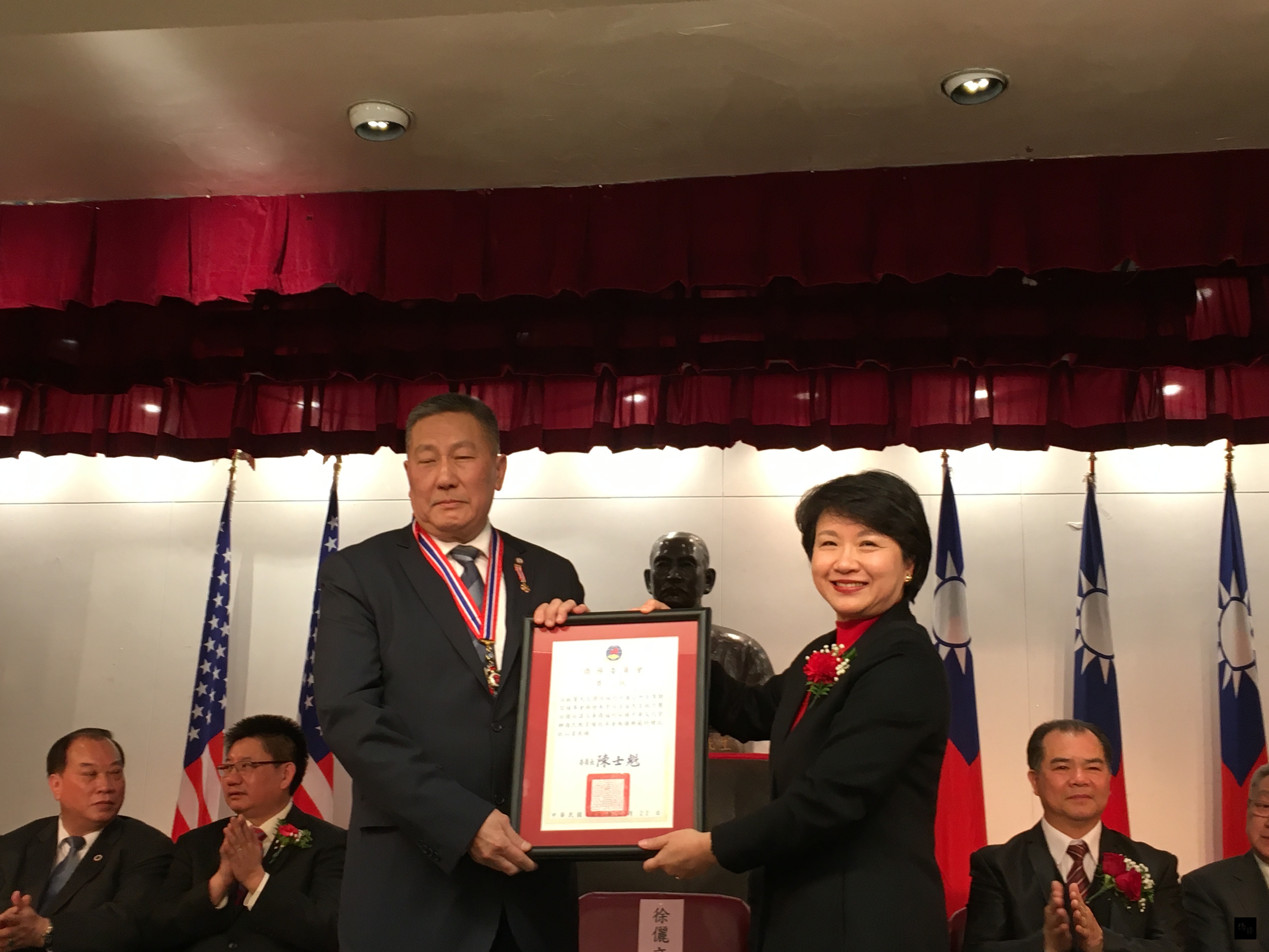 駐紐約辦事處處長徐儷文(右)頒發僑務委員會二等華光專業獎章給紐約中華公所卸任主席伍銳賢(左)。(紐約僑教中心提供)