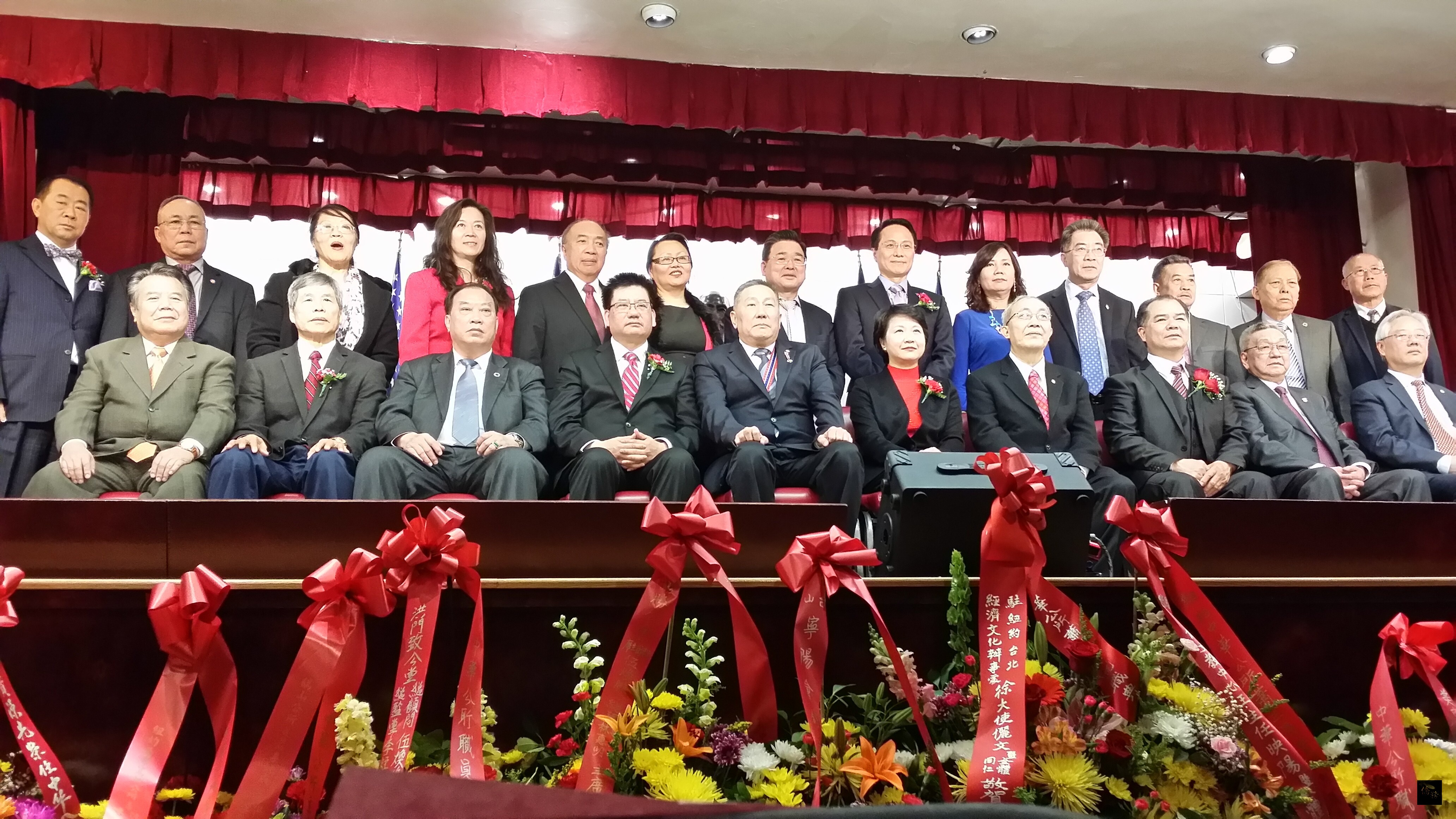 紐約中華公所舉行第64屆新舊任主席交接典禮,新任主席蕭貴源(前排右四)與華埠七大僑團代表及出席貴賓合影。(紐約僑教中心提供)