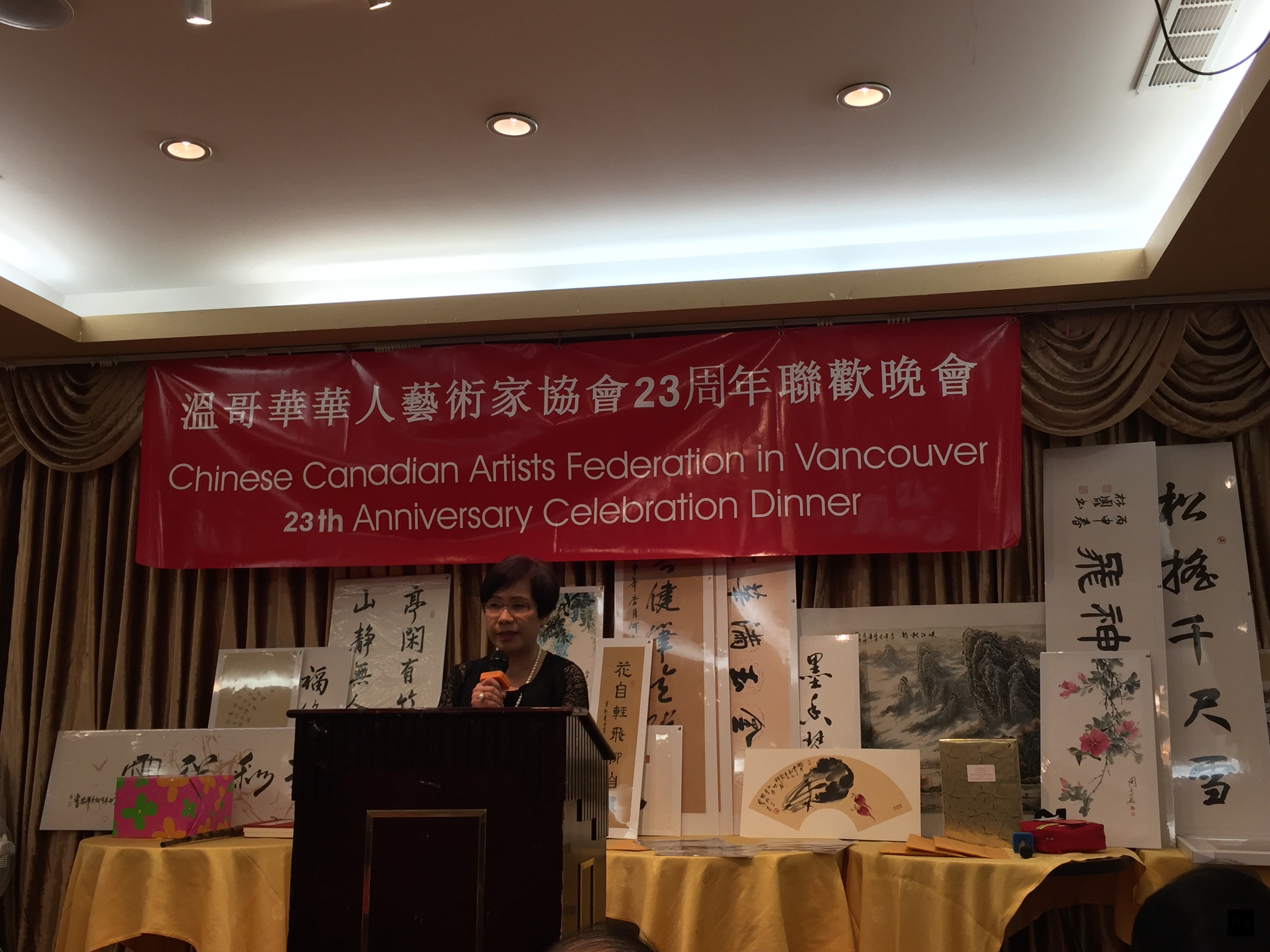 溫哥華華人藝術家協會會長洪子珺在23週年聯歡餐會中致詞。（溫哥華僑教中心籌備處提供）