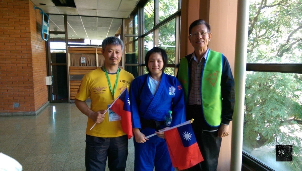 台灣柔道選手商瑠羽(中)賽後與駐阿根廷代表黃聯昇(右)合影。(駐阿根廷代表處提供)