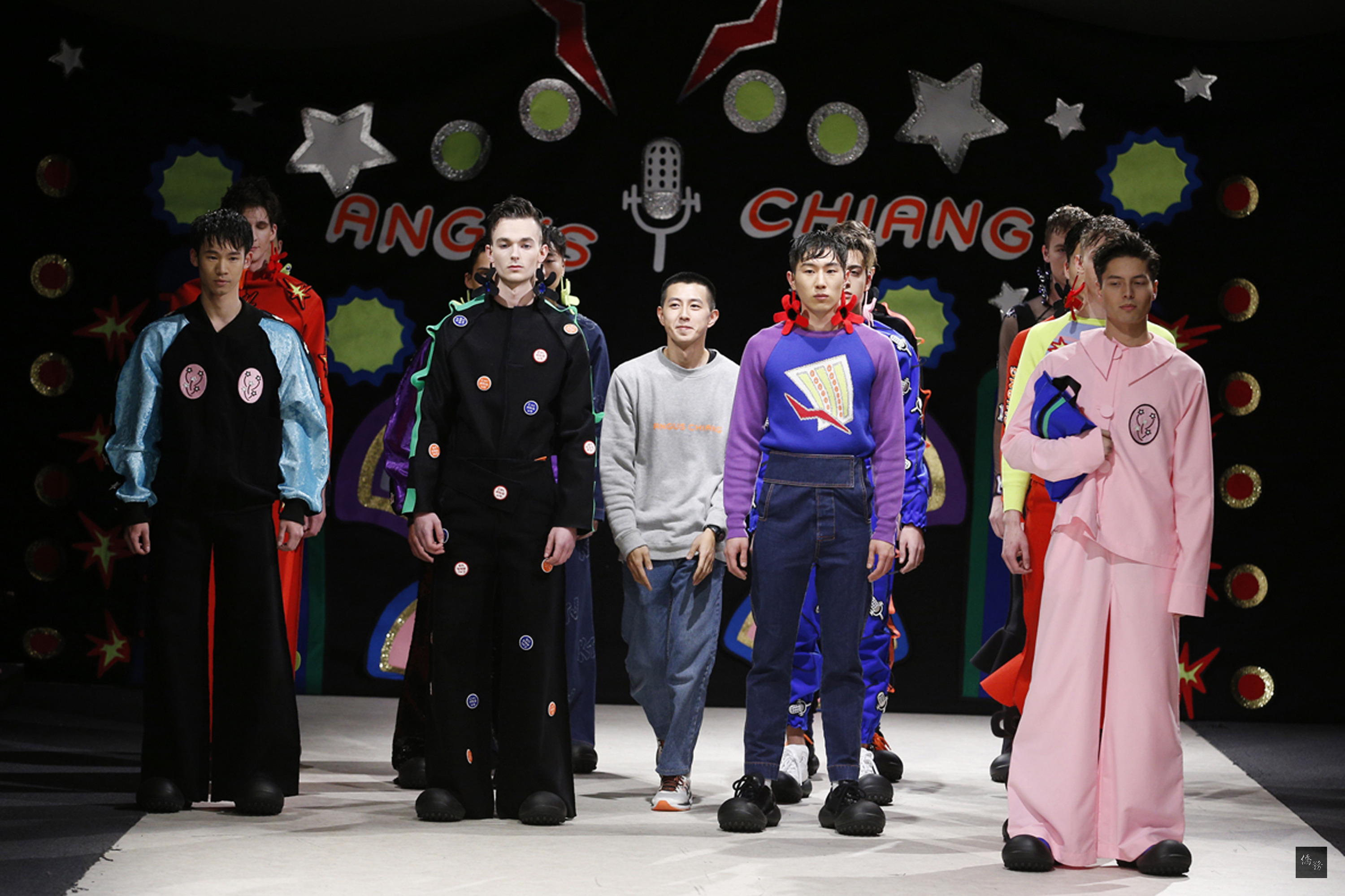 實踐大學服裝設計系畢業生江奕勳,19日參加溫哥華時裝周,展出秋冬裝,獲得現場熱烈反應。圖為江奕勳(中)與走秀模特兒合照。(中央社提供)