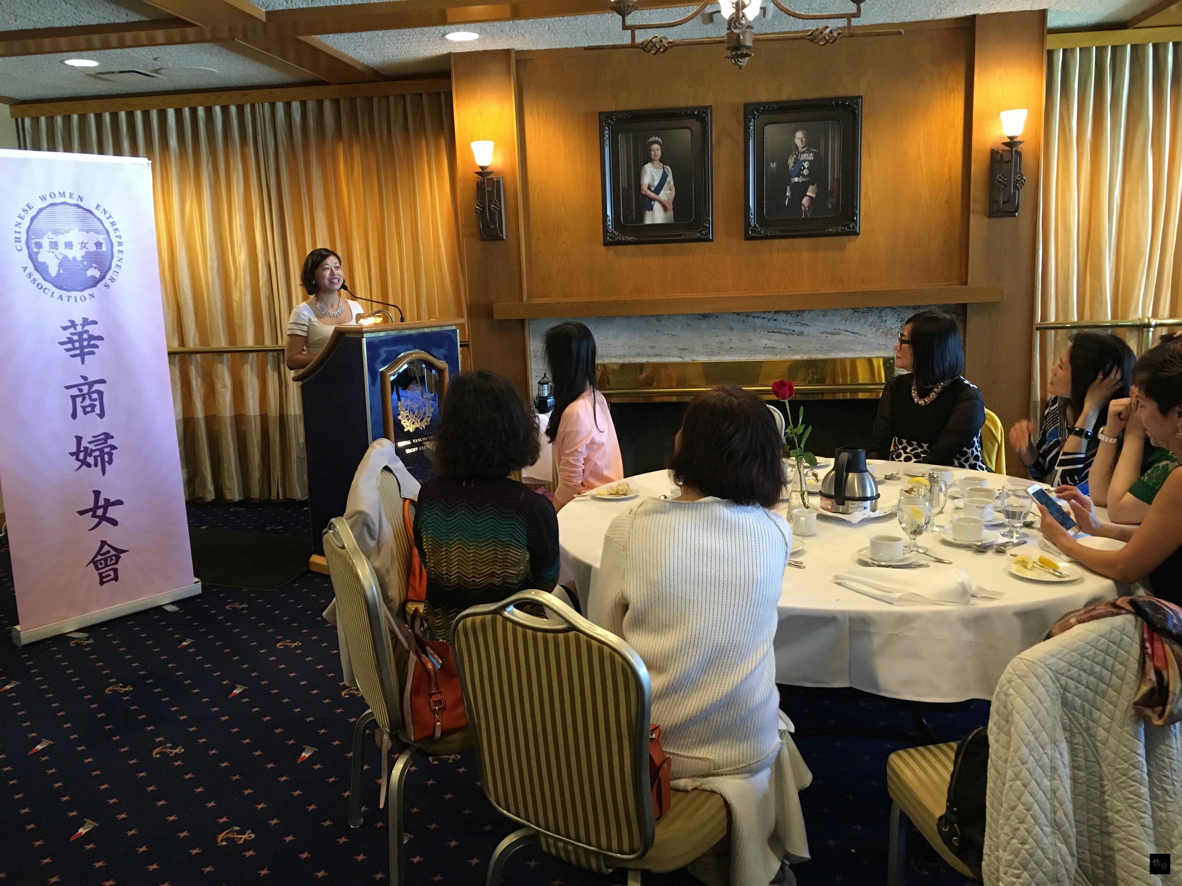 溫哥華華商婦女會舉辦慶祝母親節活動，由駐溫哥華辦事處處長李志強夫人許雅筑（立者）分享外交官眷屬的生涯歷程。（溫哥華僑教中心籌備處提供）