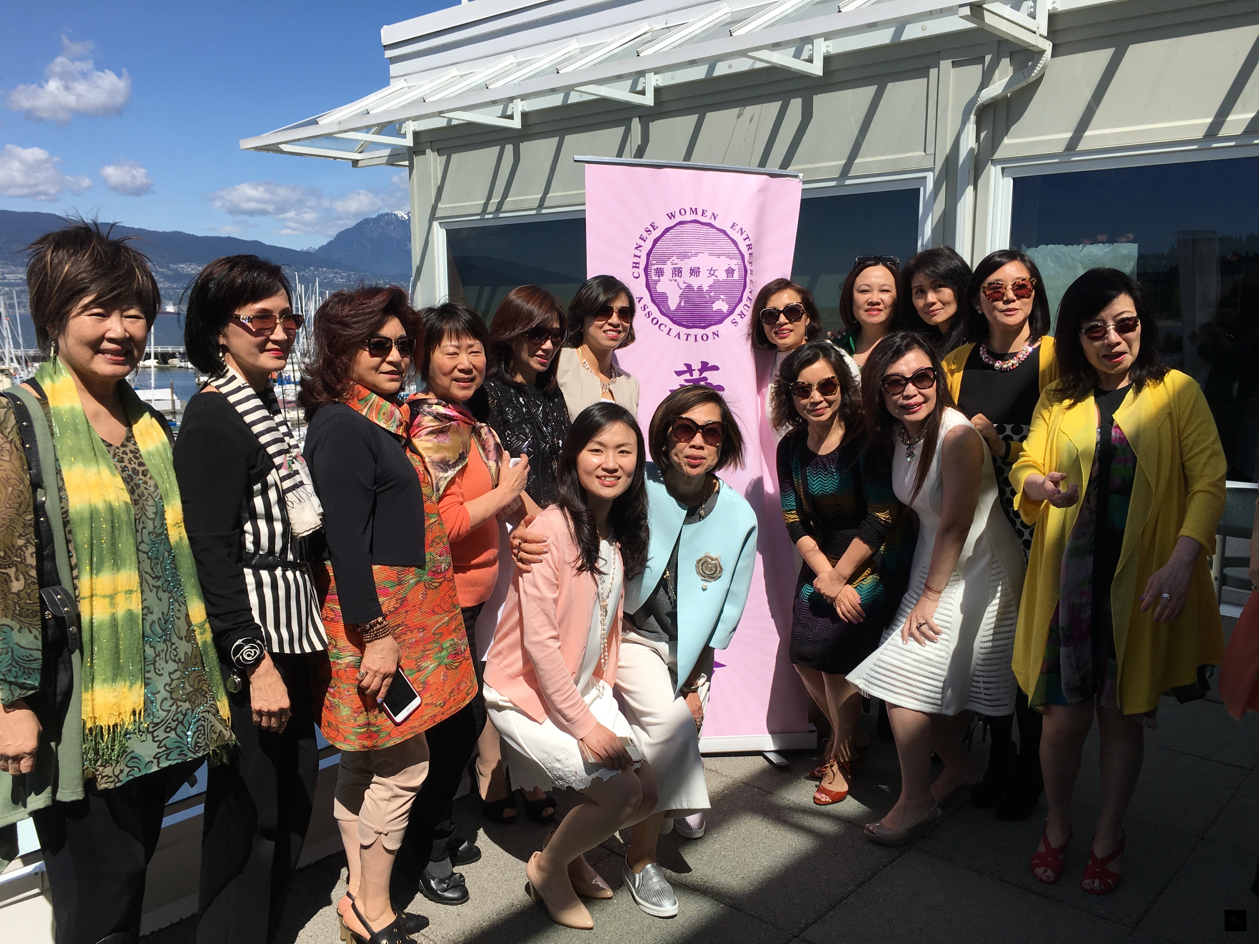 出席溫哥華華商婦女會慶祝母親節活動的人士合影。（溫哥華僑教中心籌備處提供）