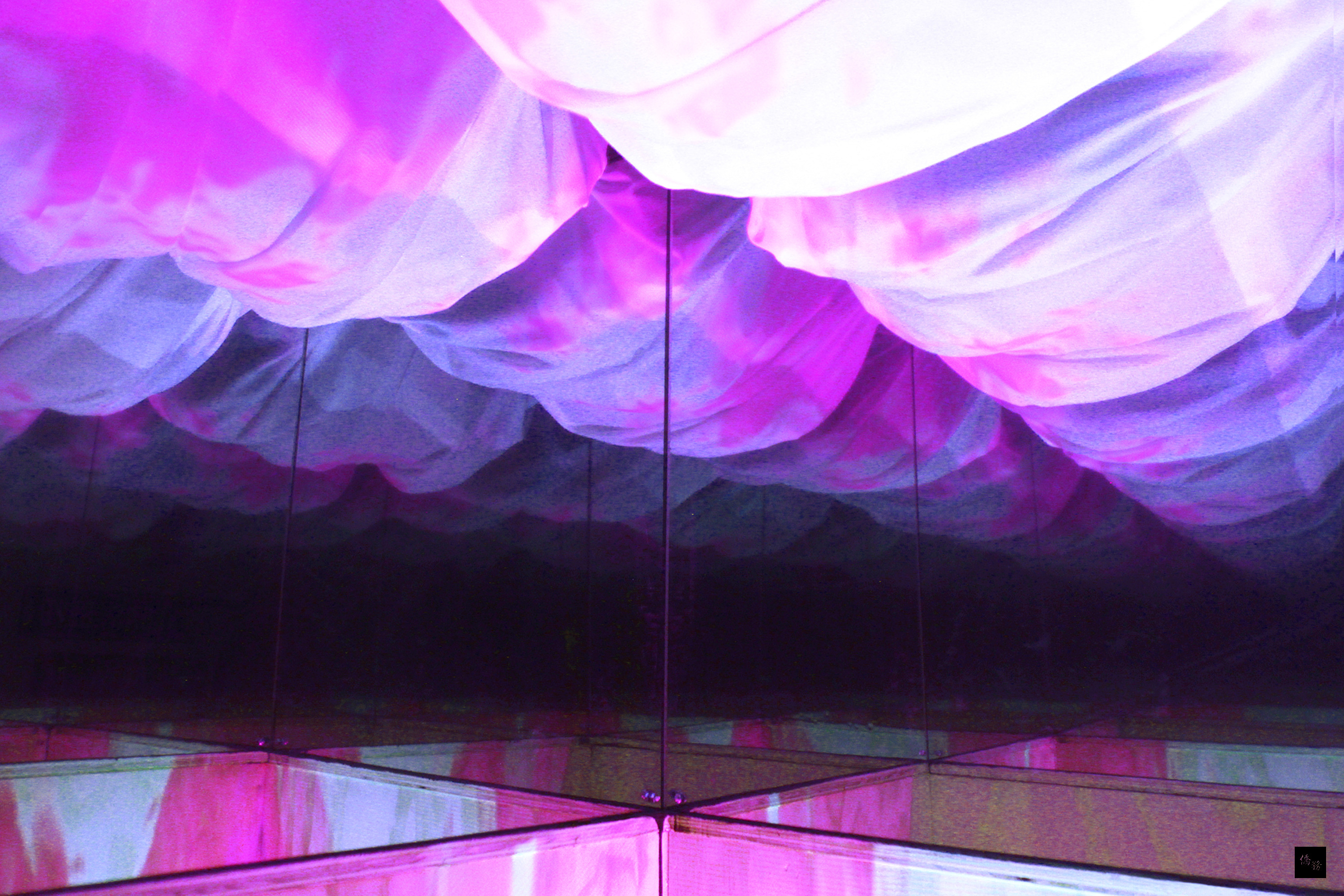 台灣旅美新媒體視覺藝術家莊金龍的實景攝影裝置藝術作品「色域II」，獲邀參加「Portal Show」展覽，改變以往幾何地形樣貌，改採用布料材質，同時轉換不同的視覺方向，給予觀賞者全新視覺角度。（中央社提供）