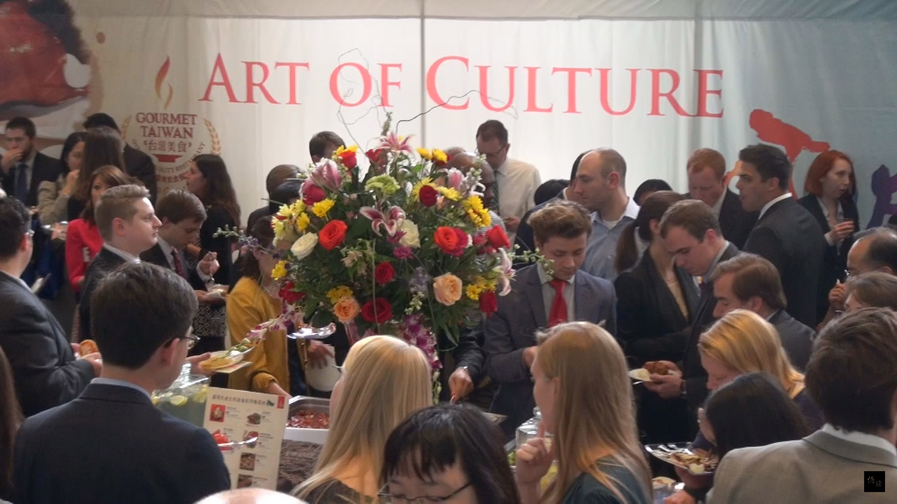 每年5月是美國的亞太裔傳統月,今年有旅居大華府地區的僑胞發起,10日在美國國會山莊向各界推薦台灣特色美食,吸引上百人參與。(中央社提供)