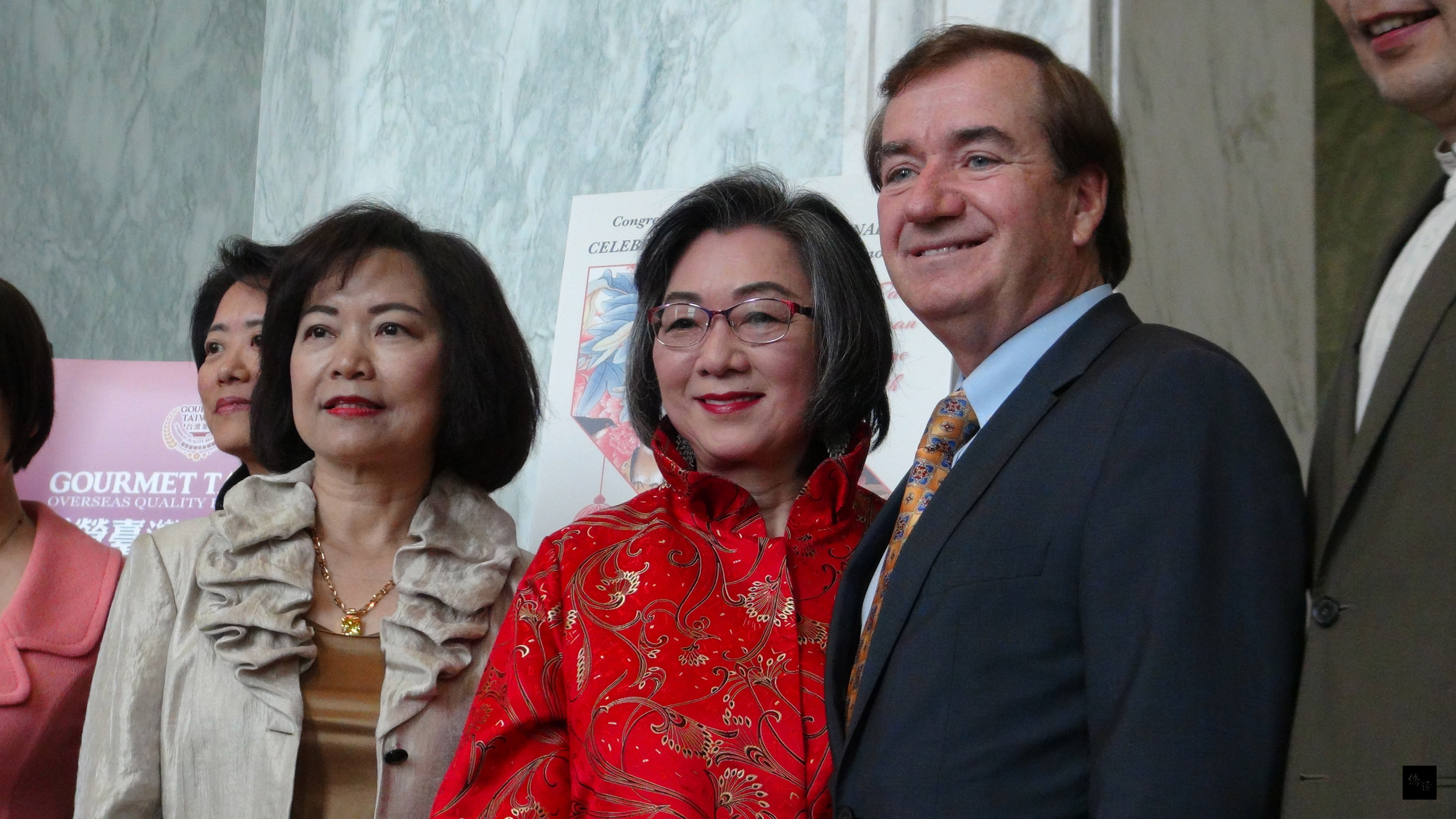 駐美副代表洪慧珠(左)、華府美食聯誼會成員沈郭逸媛(中)與美國聯邦眾議員羅艾斯(右)出席在國會大樓舉行的台灣美食推薦會,合影留念。(中央社提供)