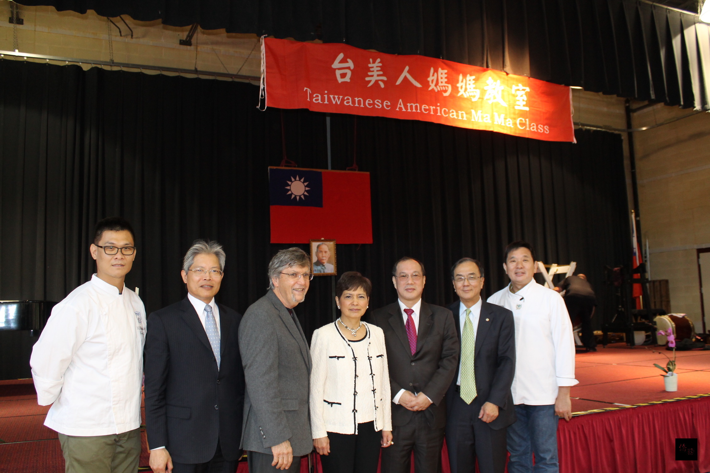 大華府地區台美人媽媽教室舉行成立11週年年會，會長林麗莉（中）與僑務委員會遴聘的名廚陳正忠（右一）及李建達（左一）、僑務諮詢委員陳柏南（右二）、駐美代表處組長吳文齡（右三）、華府僑教中心主任陳世池（左二）等出席貴賓合影。（華府僑教中心提供）