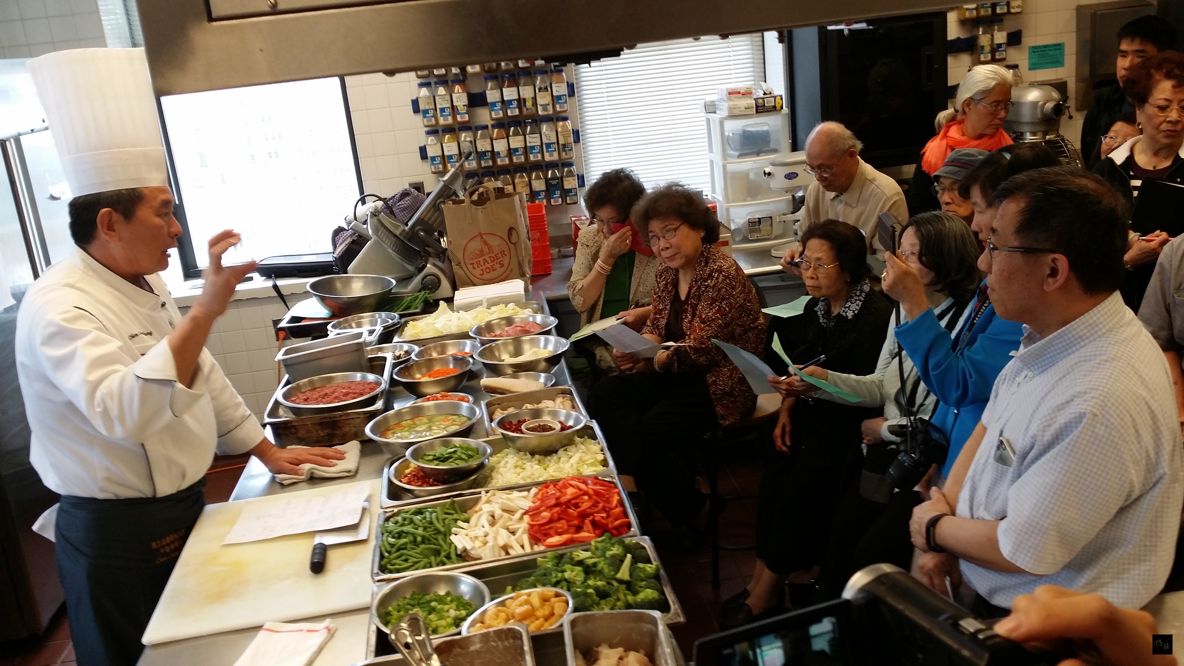 僑務委員會遴派台灣美食巡迴講座高雄餐旅大學副教授陳正忠及勇氣廚房主廚李建達在匹茲堡藝術學院示範展演,圖為陳正忠(左)向匹茲堡地區餐飲業者、廚師及記者解說烹飪技巧。(紐約僑教中心提供)