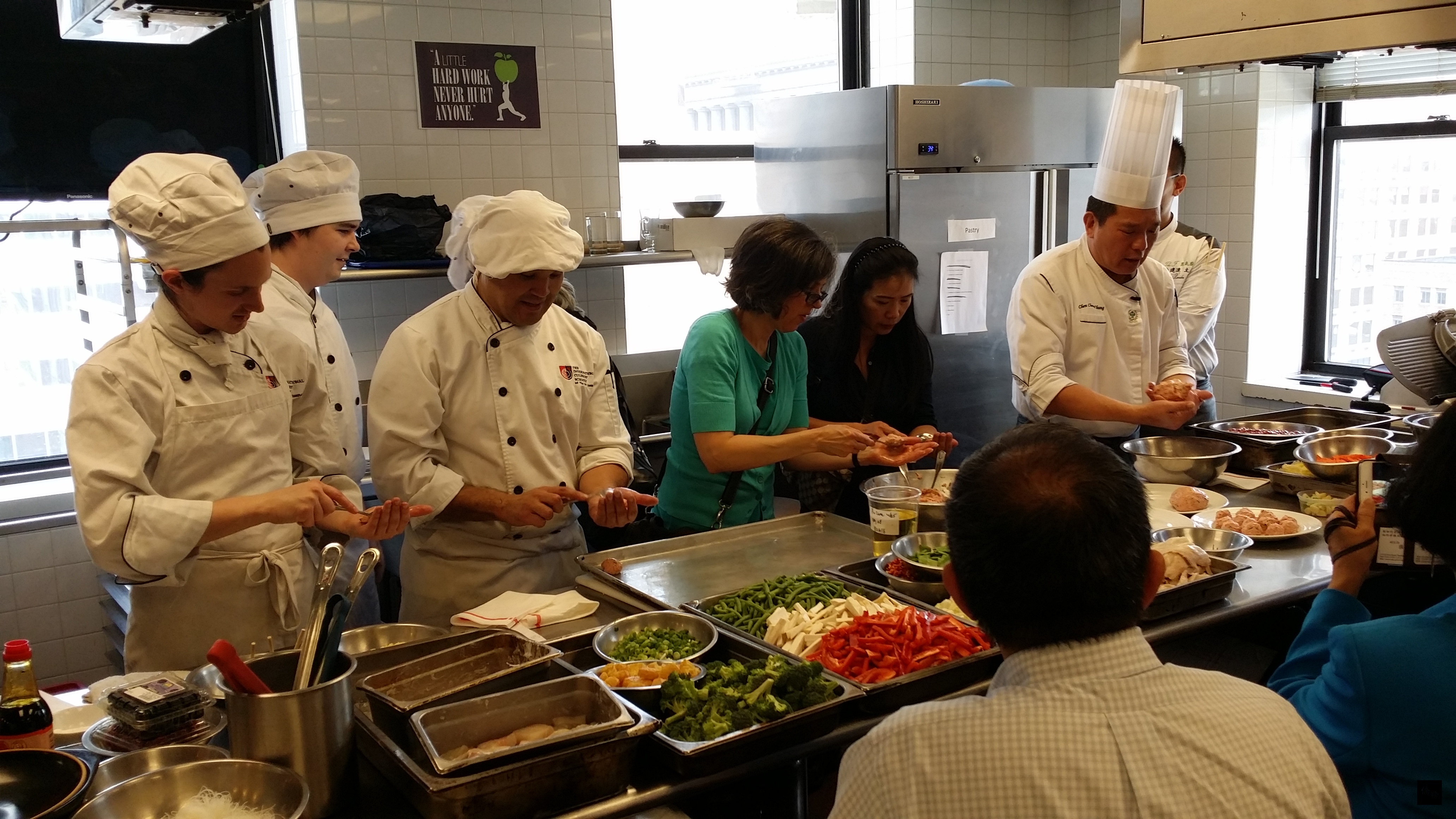 僑務委員會遴派台灣美食巡迴講座高雄餐旅大學副教授陳正忠及勇氣廚房主廚李建達在匹茲堡藝術學院示範展演,許多中餐館及西餐廚師也加入實習烹飪行列。(紐約僑教中心提供)