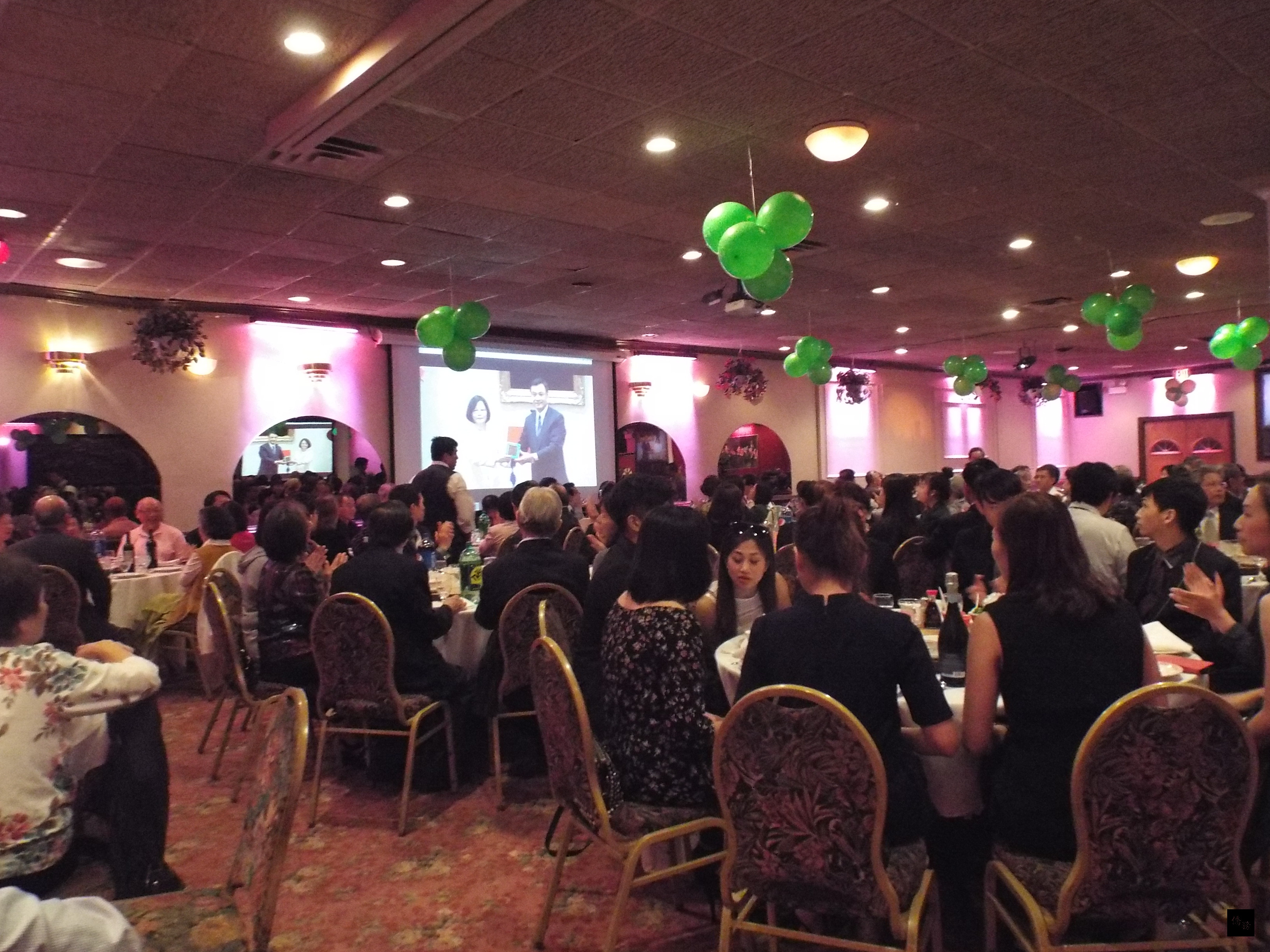 華府台灣同鄉會於20日晚間舉辦「慶祝蔡英文總統就職晚會」,現場氣氛熱烈歡騰。(華府僑教中心提供)