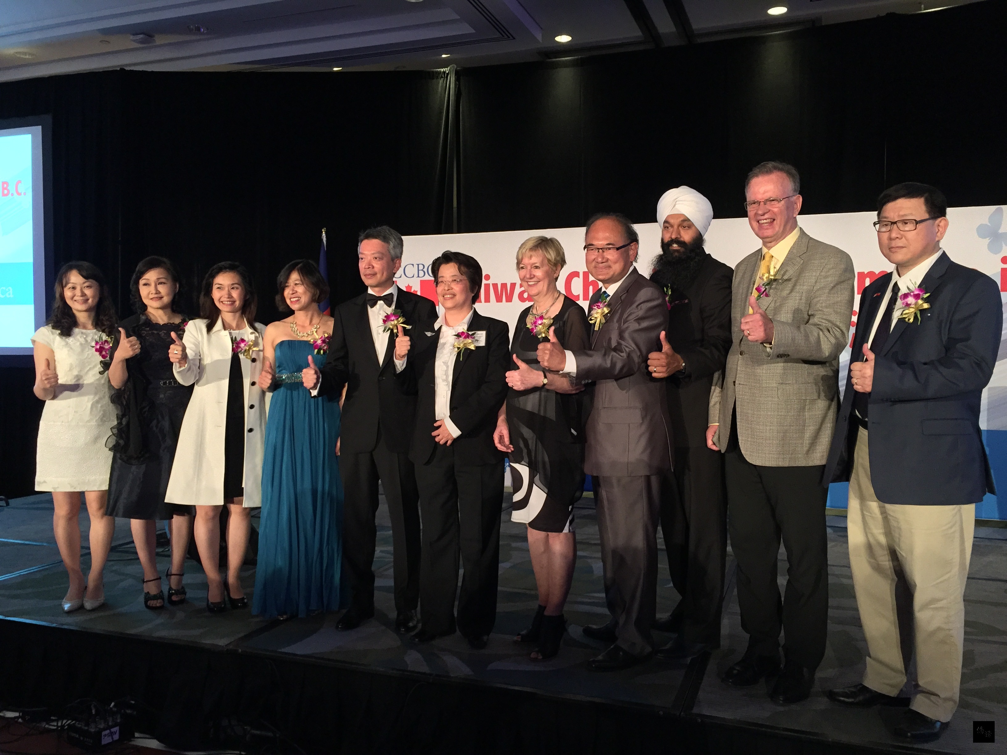 加拿大卑詩省台灣商會舉辦年度晚宴，駐溫哥華辦事處處長李志強（左五）、溫哥華僑教中心籌備處主任楊修瑋（左一）、加拿大卑詩省台灣商會孫光芬（左六）與出席的加拿大政府代表合影。（溫哥華僑教中心籌備處提供）