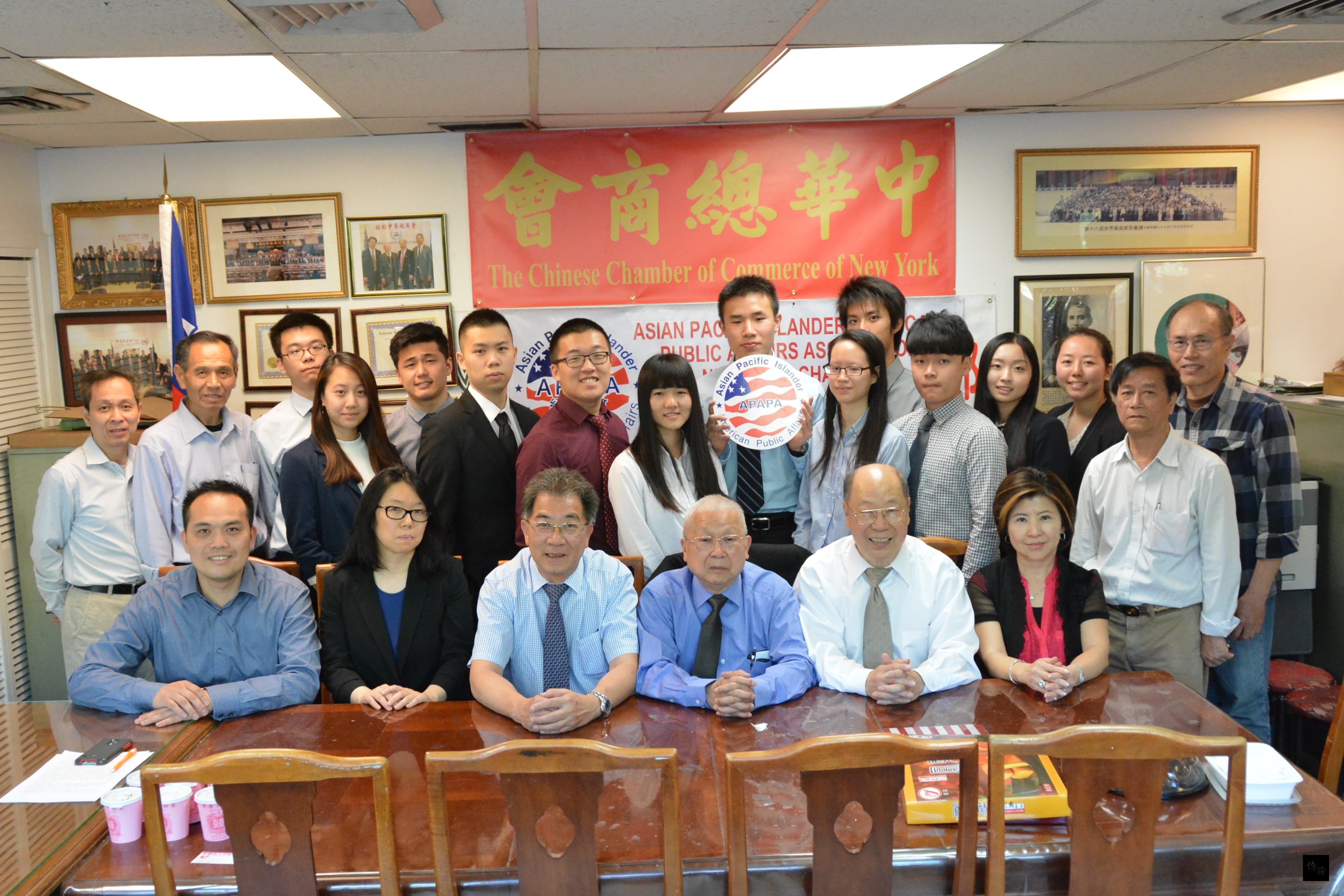 美國亞太裔公共事務聯盟主辦、紐約中華總商會協辦的2016年度大學生暑期實習計畫,舉行始業式,出席人員合影。(紐約中華總商會提供)