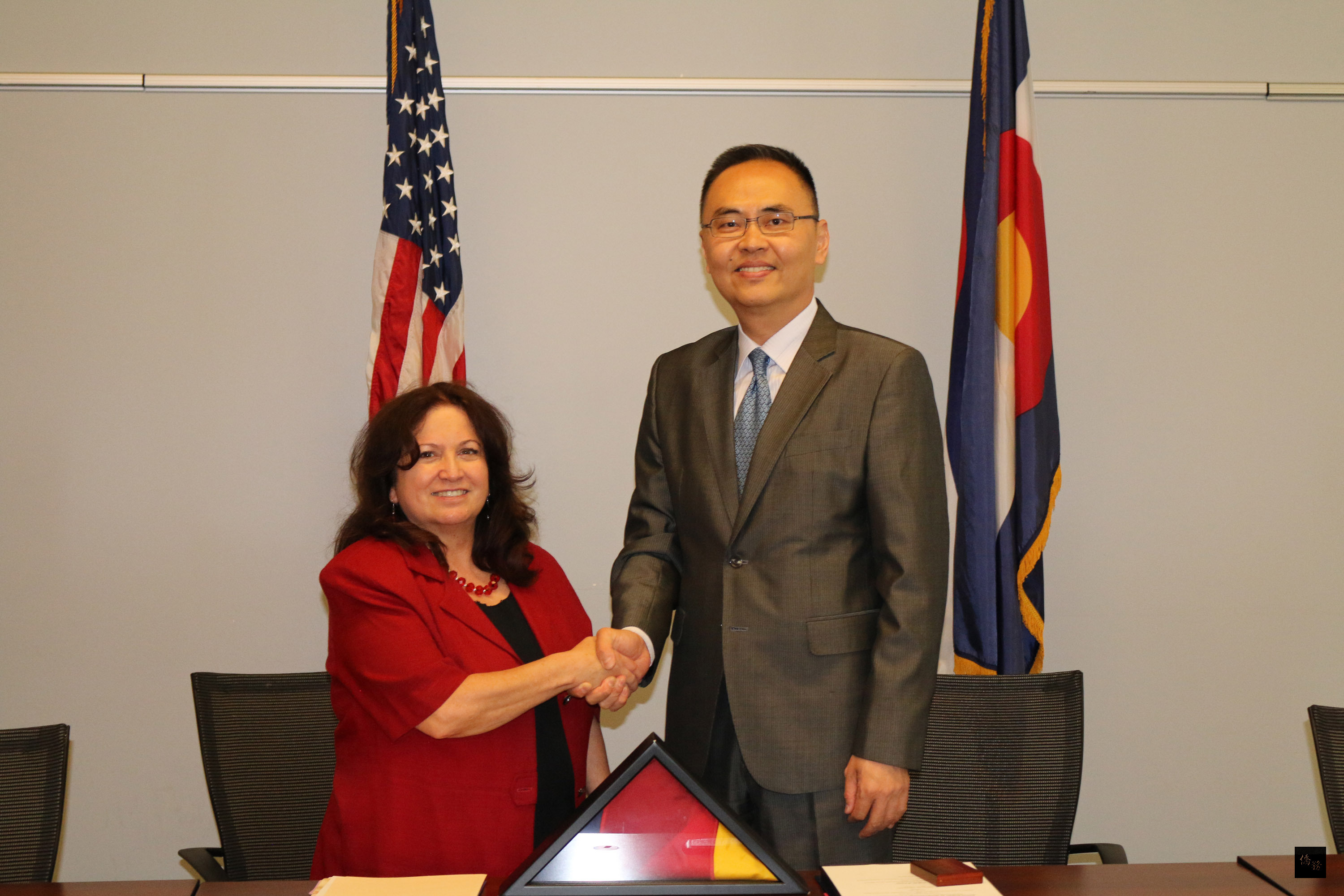 駐丹佛辦事處長張詩瑞（右）與美國科羅拉多州稅務廳長Barbara Brohl簽署駕照相互承認瞭解備忘錄，這是美台完成駕照互惠安排的第19個州。（中央社提供）