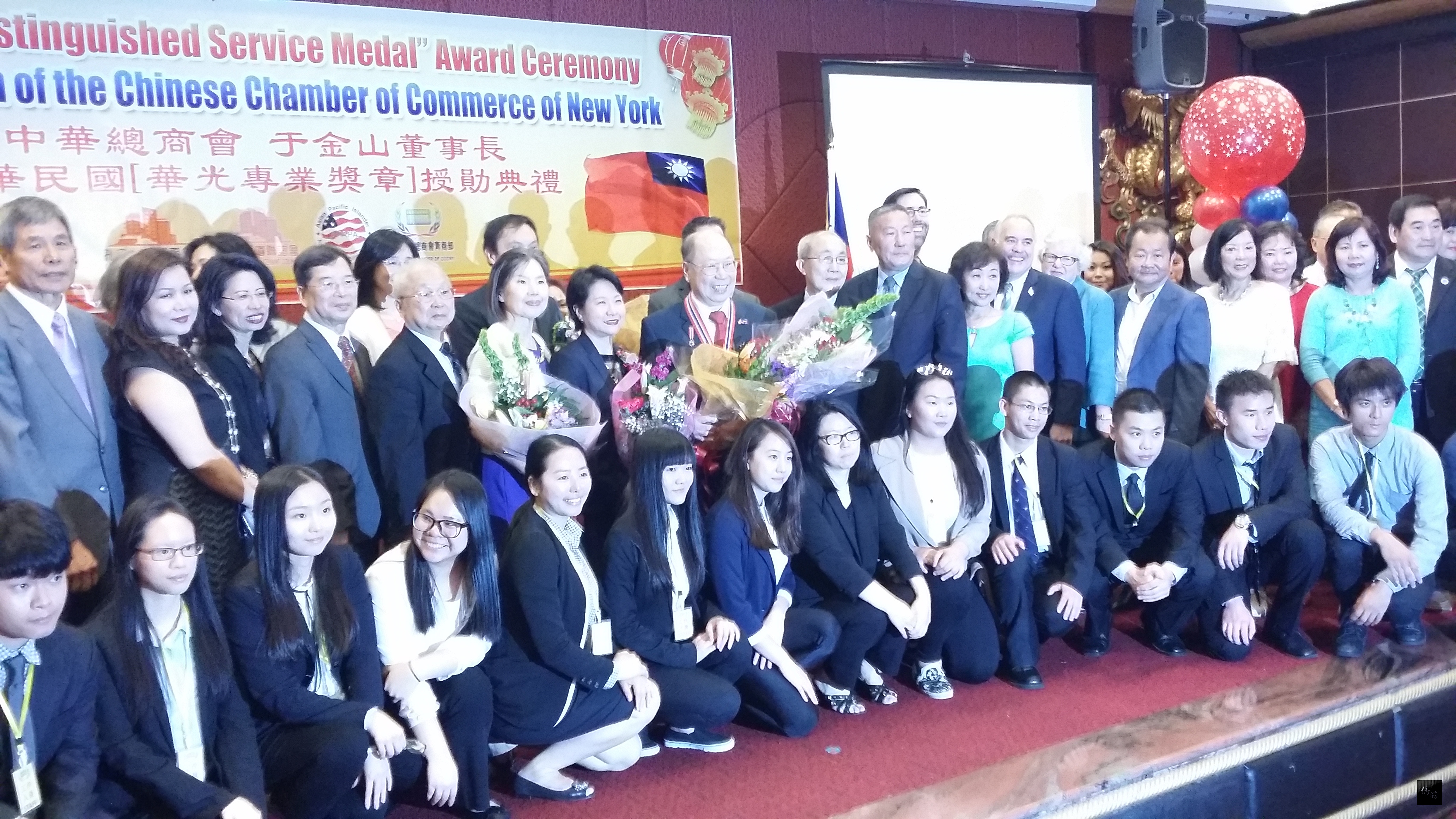 紐約中華總商會董事長于金山獲頒僑務委員會華光專業獎章,盛大授章典禮在華埠登場,駐紐約辦事處處長徐儷文(第二排左七)、紐約僑教中心主任王映陽(第二排右二)、僑務委員胡慶祥(第二排右一)、紐約中華公所主席蕭貴源(第二排右十)等人與于金山伉儷(第二排右八、左六)合影。(紐約僑教中心提供)