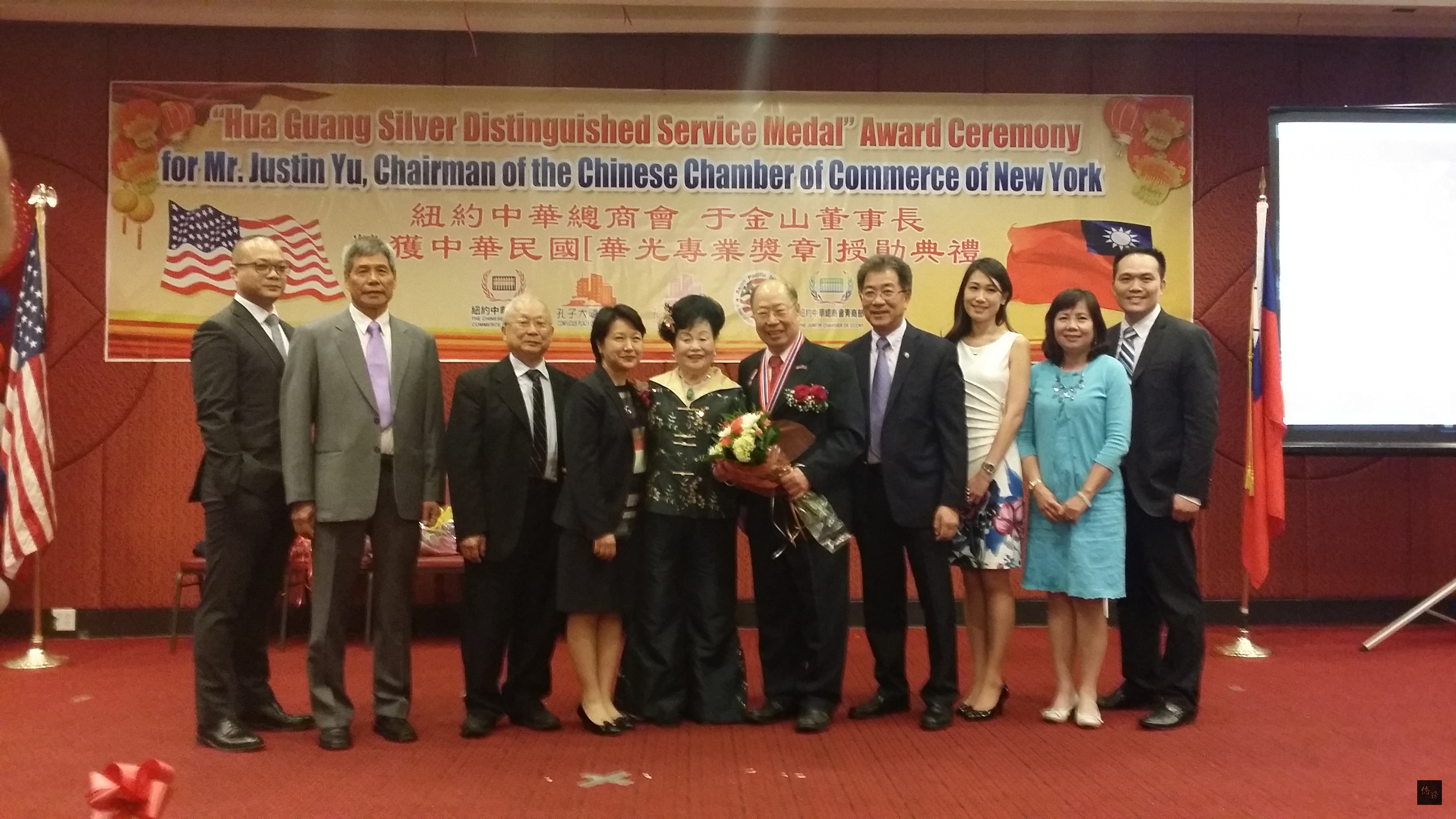 紐約中華總商會董事長于金山獲頒僑務委員會華光專業獎章,盛大授章典禮在華埠登場,駐紐約辦事處處長徐儷文(左四)、紐約僑教中心主任王映陽(右二)、富貴粵劇院董事長李伍蕙蓮(左五)、紐約中華總商會會長李可喬(左三)、副董事長梁漢本(左二)、副會長鄧遐勳(右四)、青商部理事長盧元龍(左一)、副理事長李國威(右一)、鄧穎瑜(右三)等人與于金山(右五)合影。(紐約僑教中心提供)