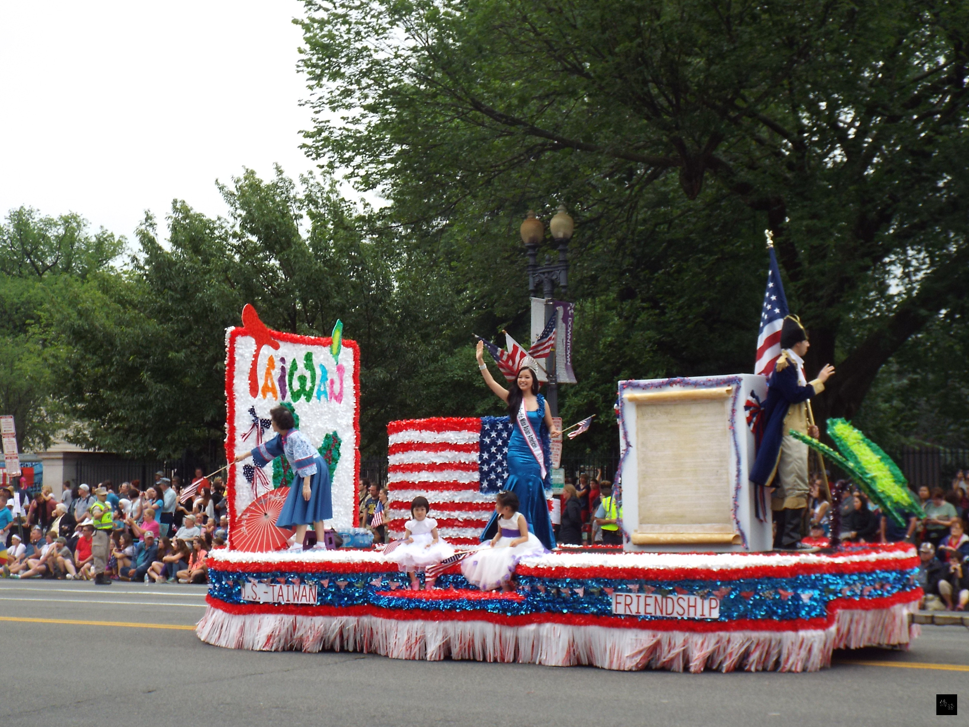 台美人交流協會及華府台灣同鄉會參與2016年美國國慶日大遊行，精美的遊行花車很吸睛。（華府僑教中心提供）