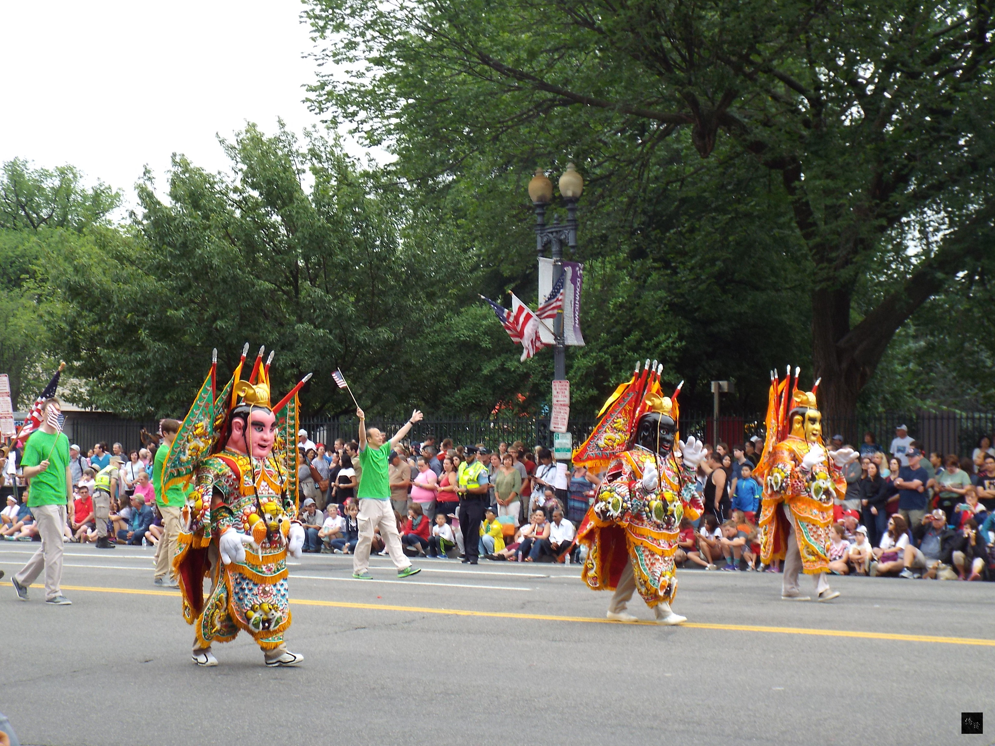 台美人交流協會及華府台灣同鄉會參與2016年美國國慶日大遊行，電音三太子掀起高潮。（華府僑教中心提供）