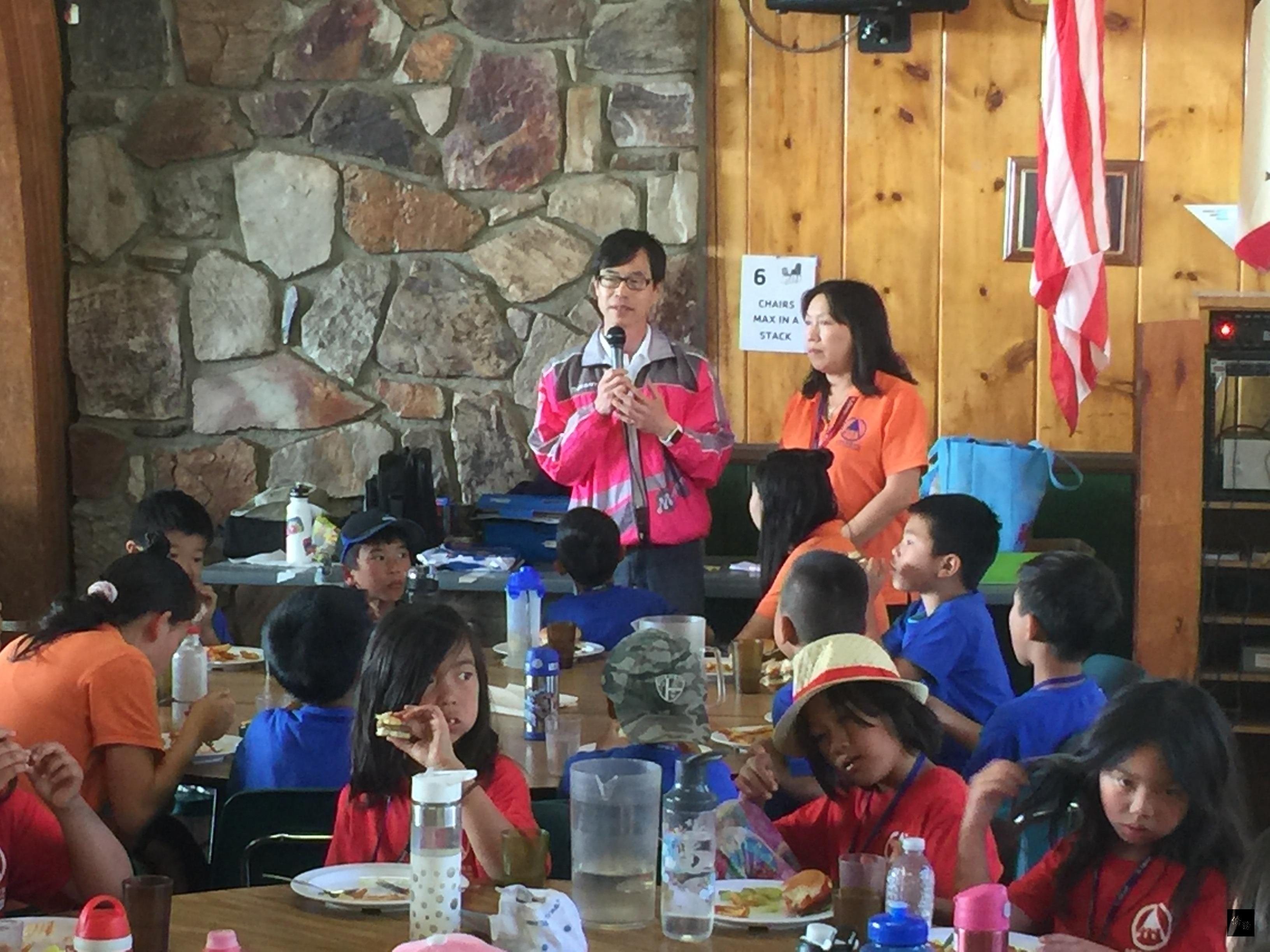 南加州中文學校聯合會在大熊湖露營區舉辦2016年中華文化夏令營，洛杉磯僑教中心主任翁桂堂肯定南加州中文學校聯合會的貢獻，同時也鼓勵小朋友多練習中文。（洛杉磯僑教中心提供）