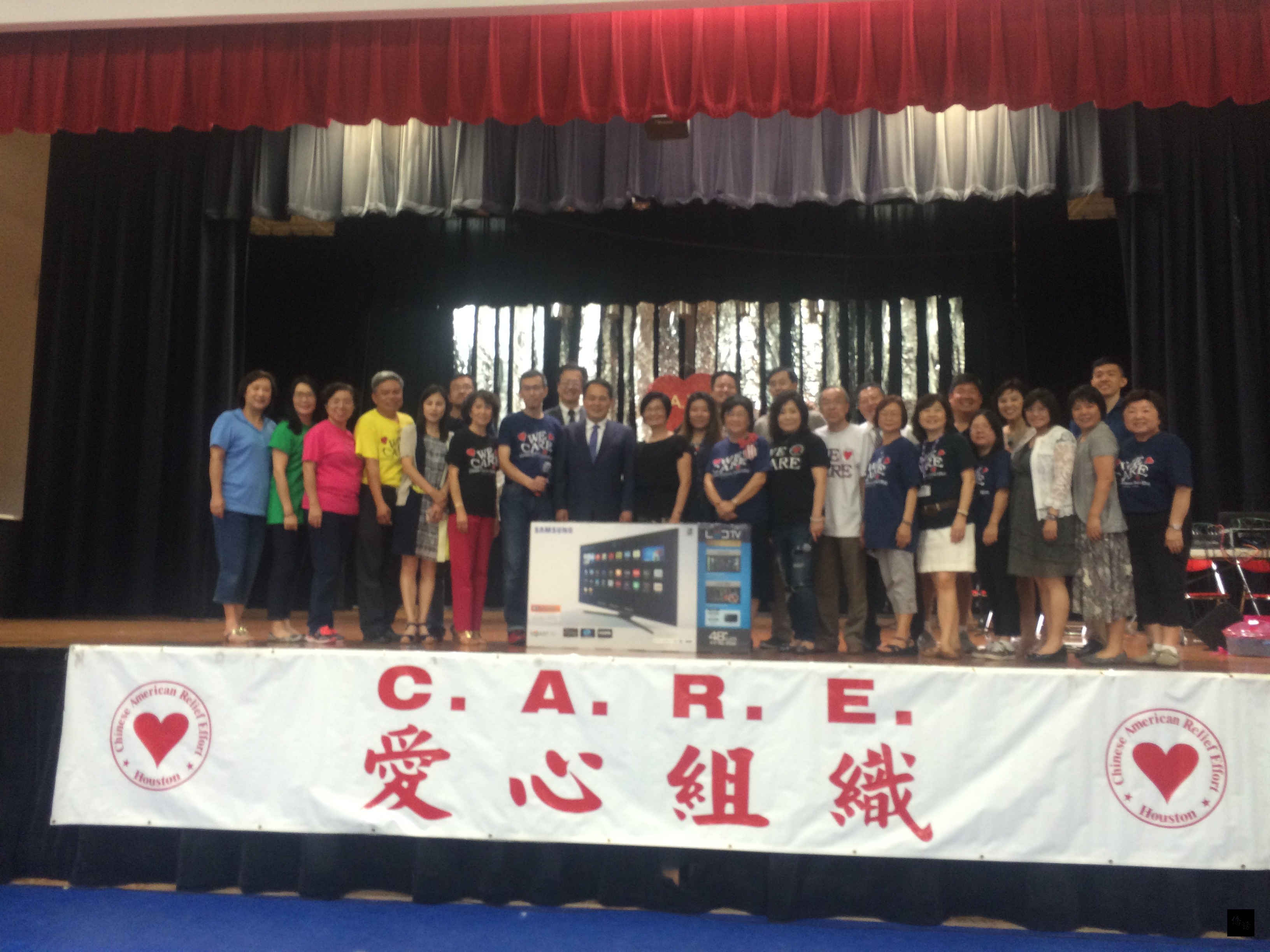 休士頓華人愛心組織在中華文化服務中心舉辦愛心(C.A.R.E.)園遊會,與會貴賓合影。(休士頓僑教中心提供)