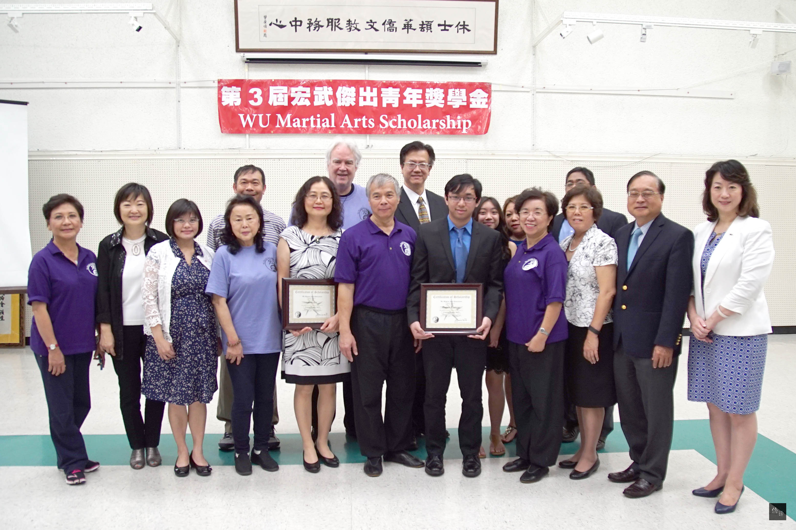 駐休士頓辦事處副處長齊永強(後排右六)、僑教中心副主任李美姿(前排左三)、休士頓宏武協會會長吳而立(前排右六)等人與兩位得獎青年合影。(休士頓僑教中心提供)