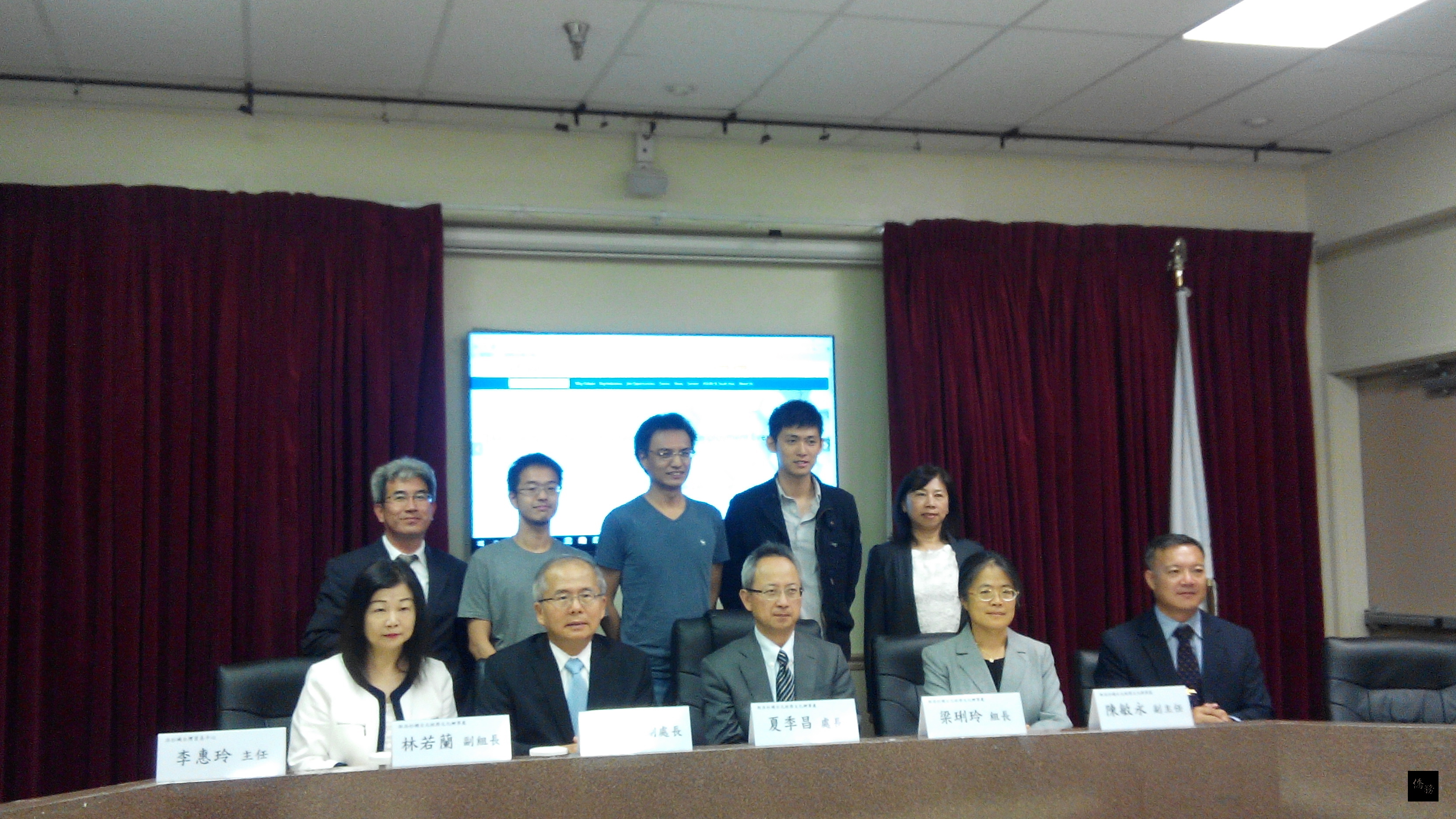 Contact Taiwan在6月28日上線，首場海外推廣攬才服務網記者會，由駐洛杉磯台北經濟文化辦事處舉辦，處長夏季昌（前中）率副處長陳銘師（前左二）等共同主持。（中央社提供）