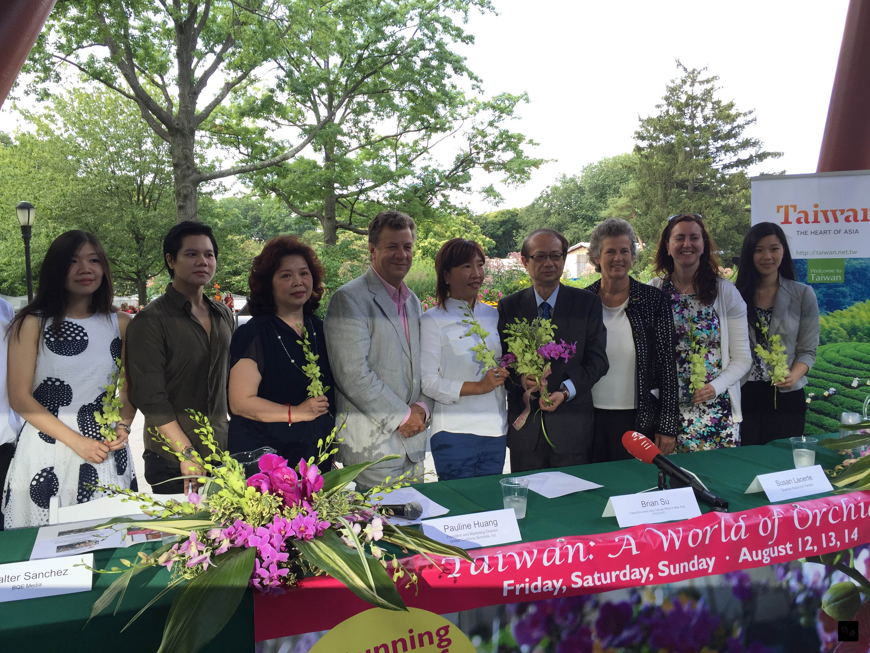 第3屆「台灣的蘭花世界」12日(當地時間)起一連3天在皇后區植物園盛大開鑼,展出350盆各式蝴蝶蘭。皇后區植物園園長拉瑟特(右三)期盼紐約客感受台灣之美。(中央社提供)